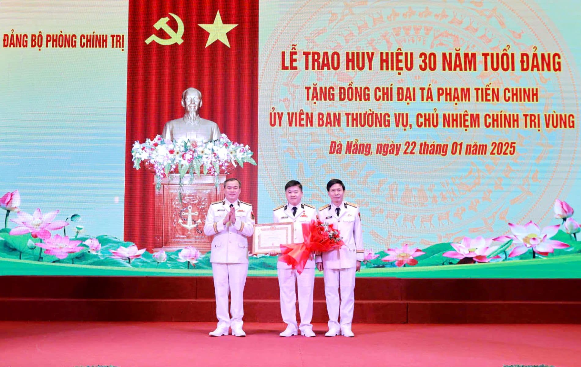 Vùng 3 trao tặng Huy hiệu 30 năm tuổi Đảng