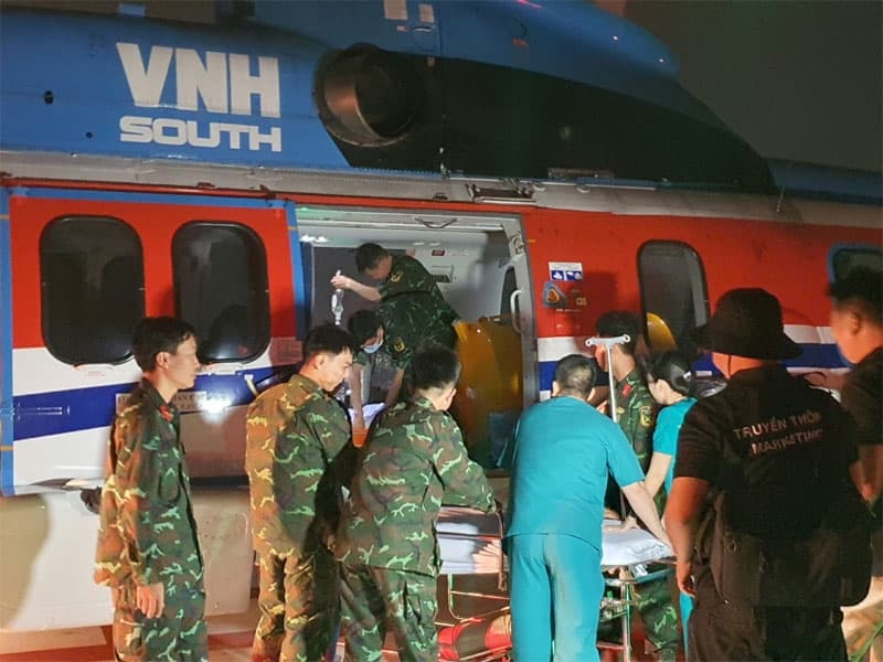 Trực thăng đưa bệnh nhân từ đảo Trường Sa về đất liền điều trị