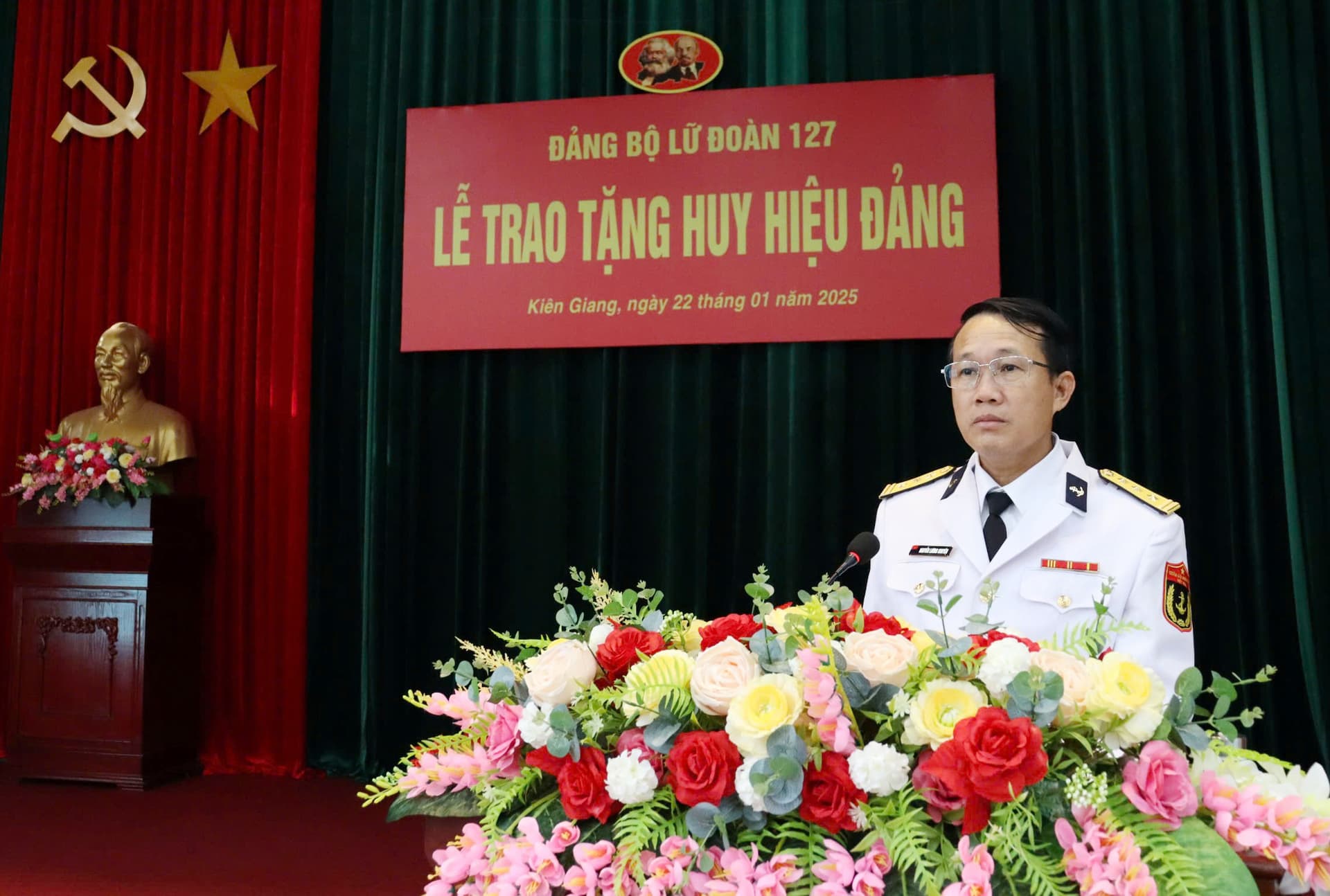 Đảng bộ Lữ đoàn 127 trao tặng Huy hiệu 30 năm tuổi Đảng