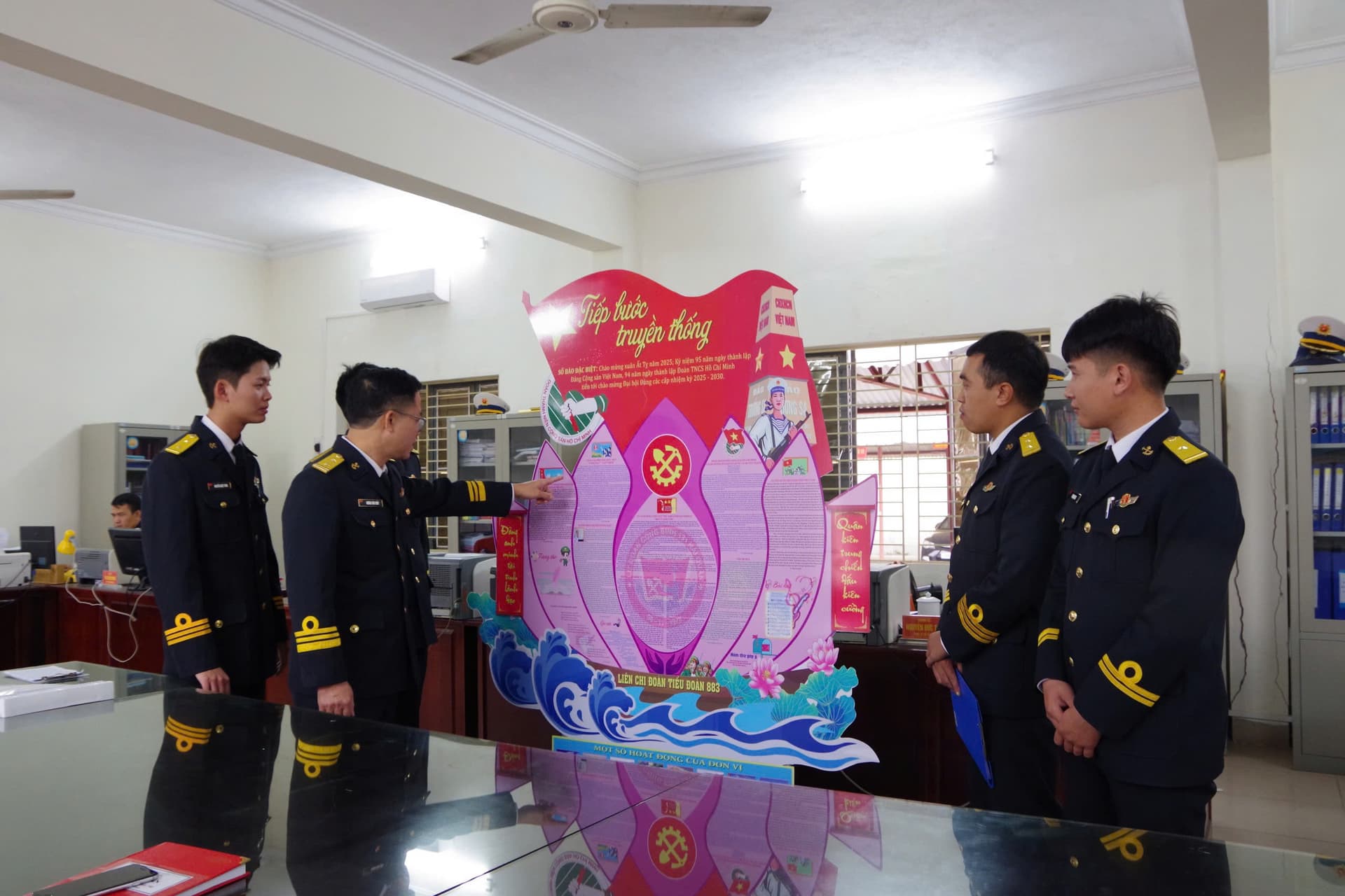 Tuổi trẻ Lữ đoàn 131 thi báo tường mừng Đảng, mừng xuân
