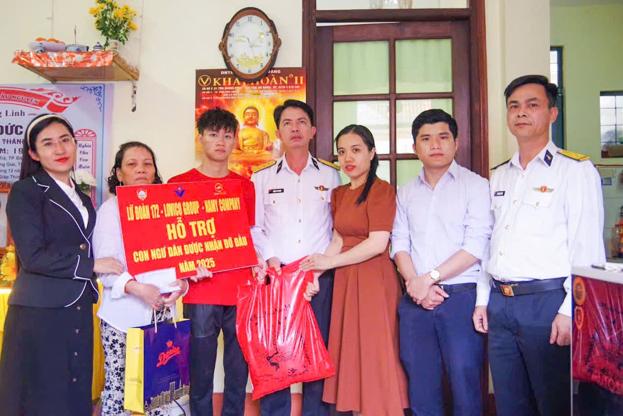 Lữ đoàn 172 tặng quà con ngư dân có hoàn cảnh khó khăn được đơn vị nhận đỡ đầu