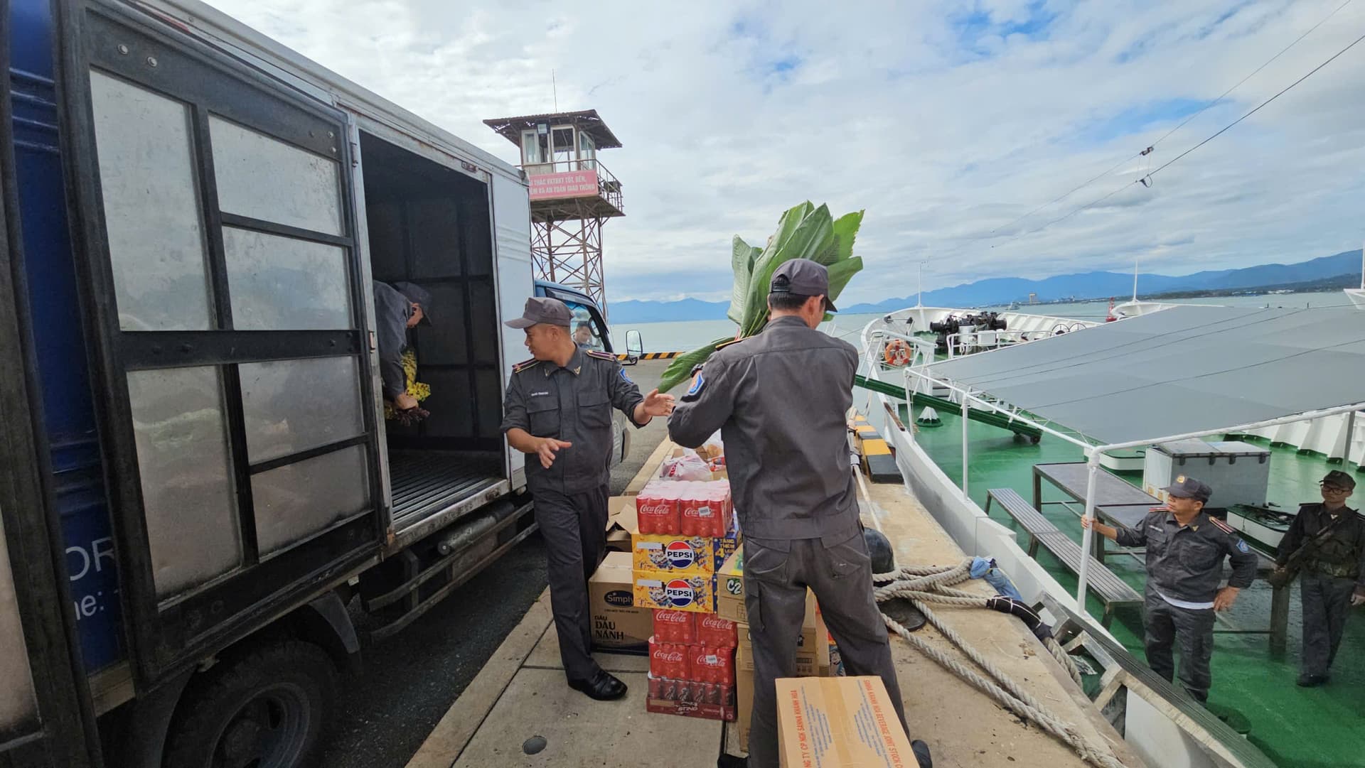 Các tàu của Chi đội Kiểm ngư số 4 lên đường làm nhiệm vụ trực tết trên biển