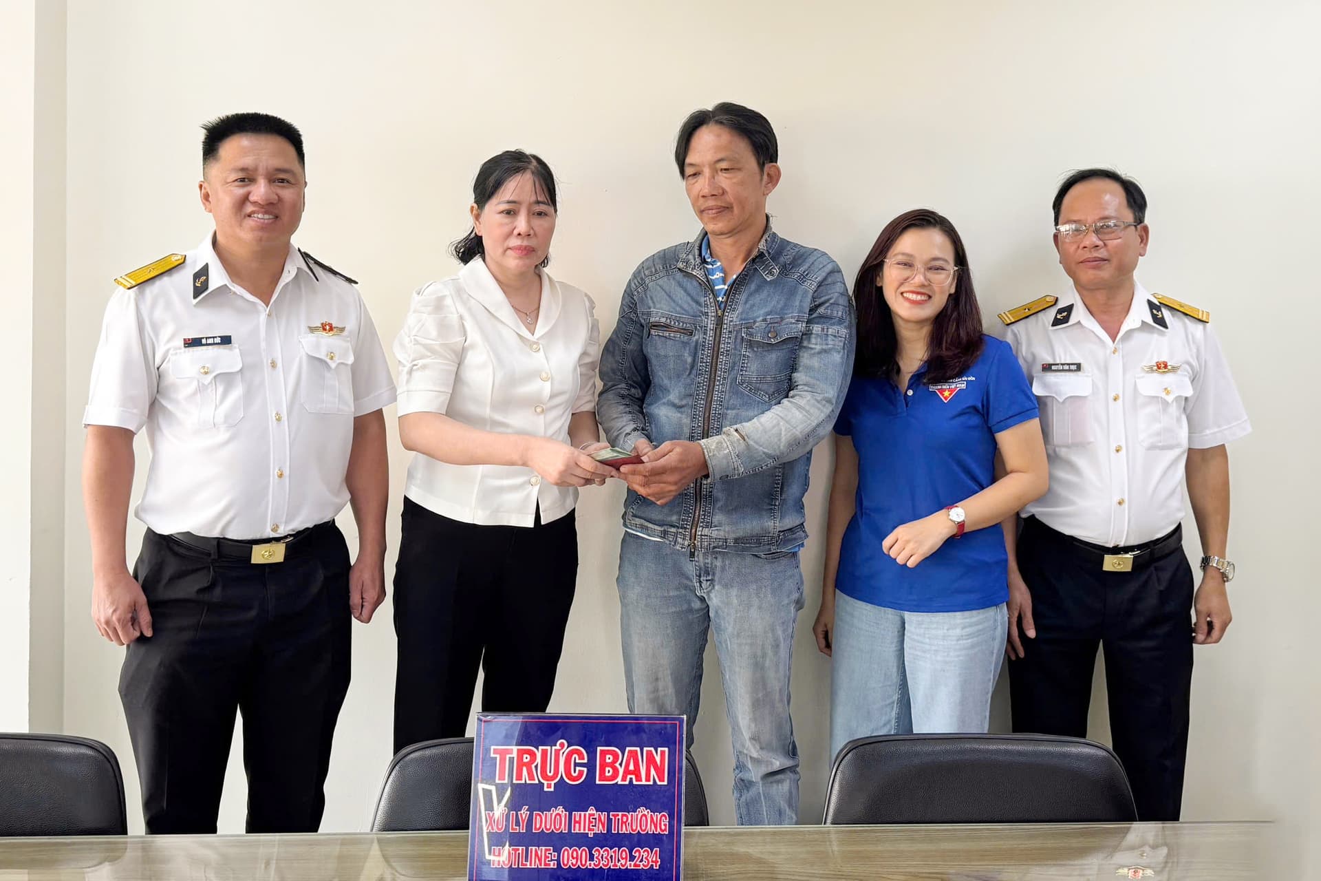 Tổ trưởng tổ nhà xe Tân cảng Cát Lái trả lại gần 44 triệu đồng cho khách hàng