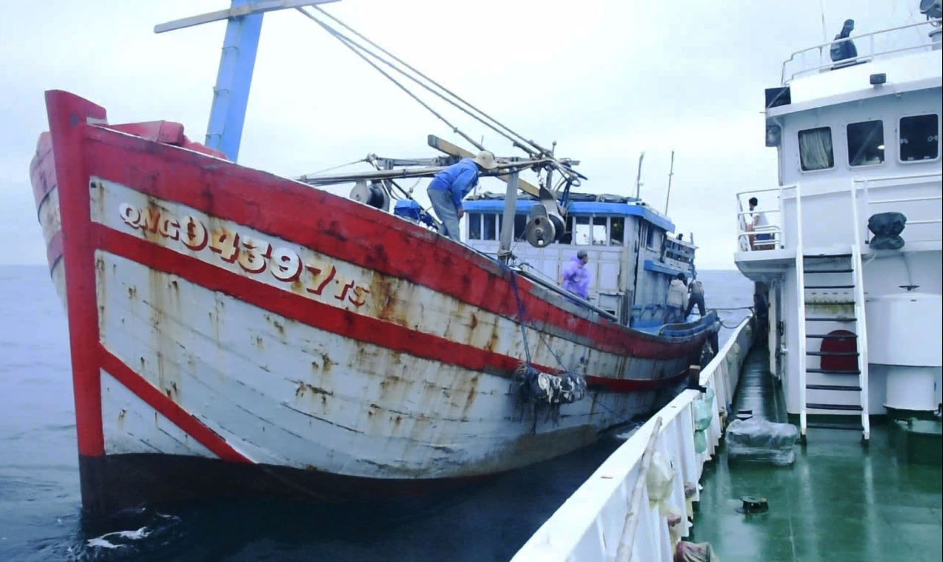 Tàu của Vùng 3 kịp thời cấp cứu ngư dân bị tai nạn trên biển