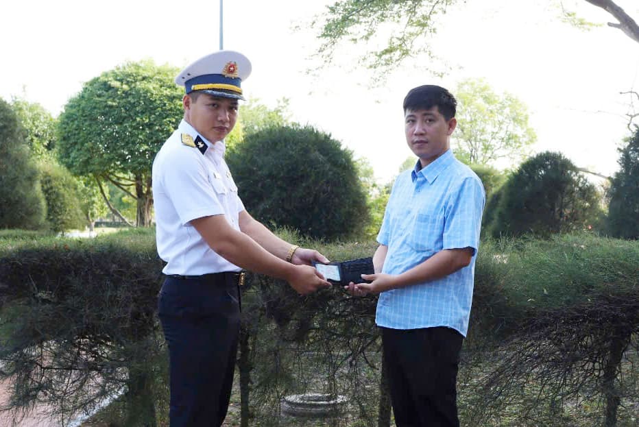 Quân nhân nhặt được của rơi trả lại người đánh mất