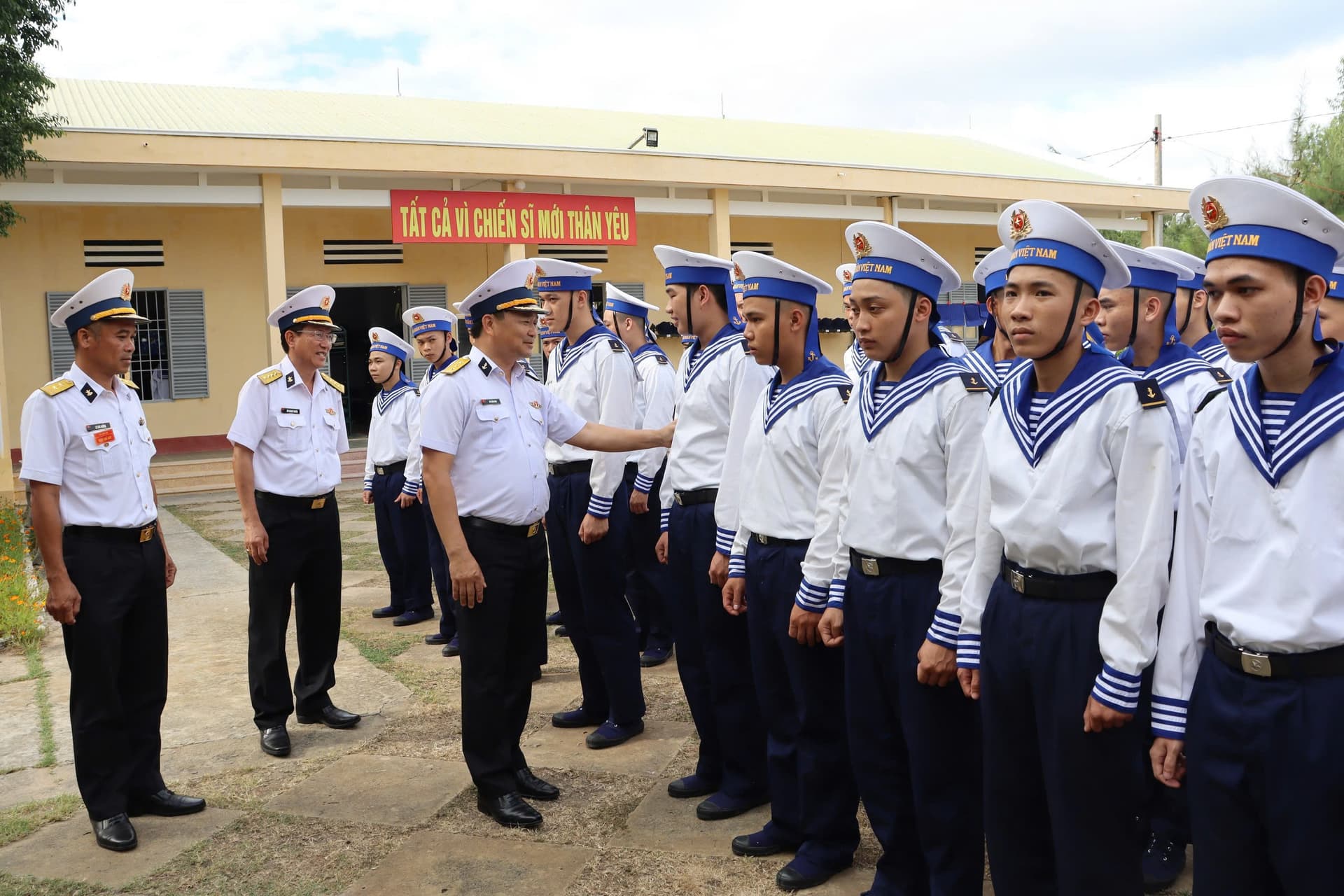 Chính ủy Vùng 4 thăm, động viên chiến sĩ mới tại Lữ đoàn 101