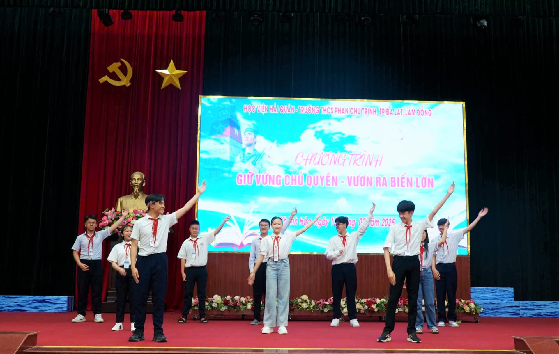 Hơn 300 cán bộ, giáo viên Trường THCS Phan Chu Trinh tham quan Học viện Hải quân