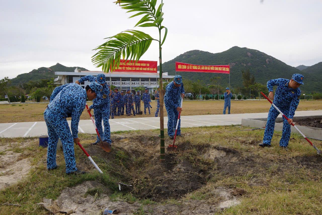 Trung đoàn 196 tổ chức lao động tình nguyện