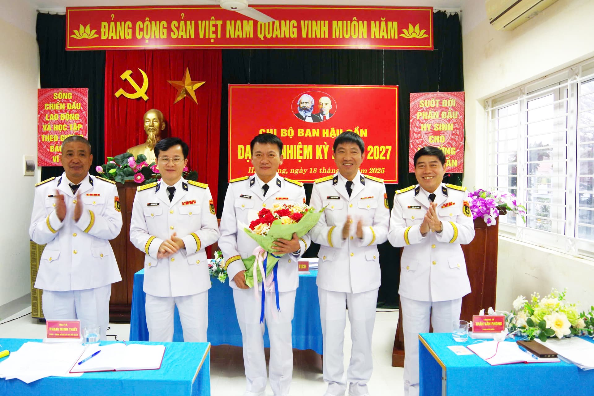 Đại hội chi bộ làm trước trong Đảng bộ Viện Y học Hải quân