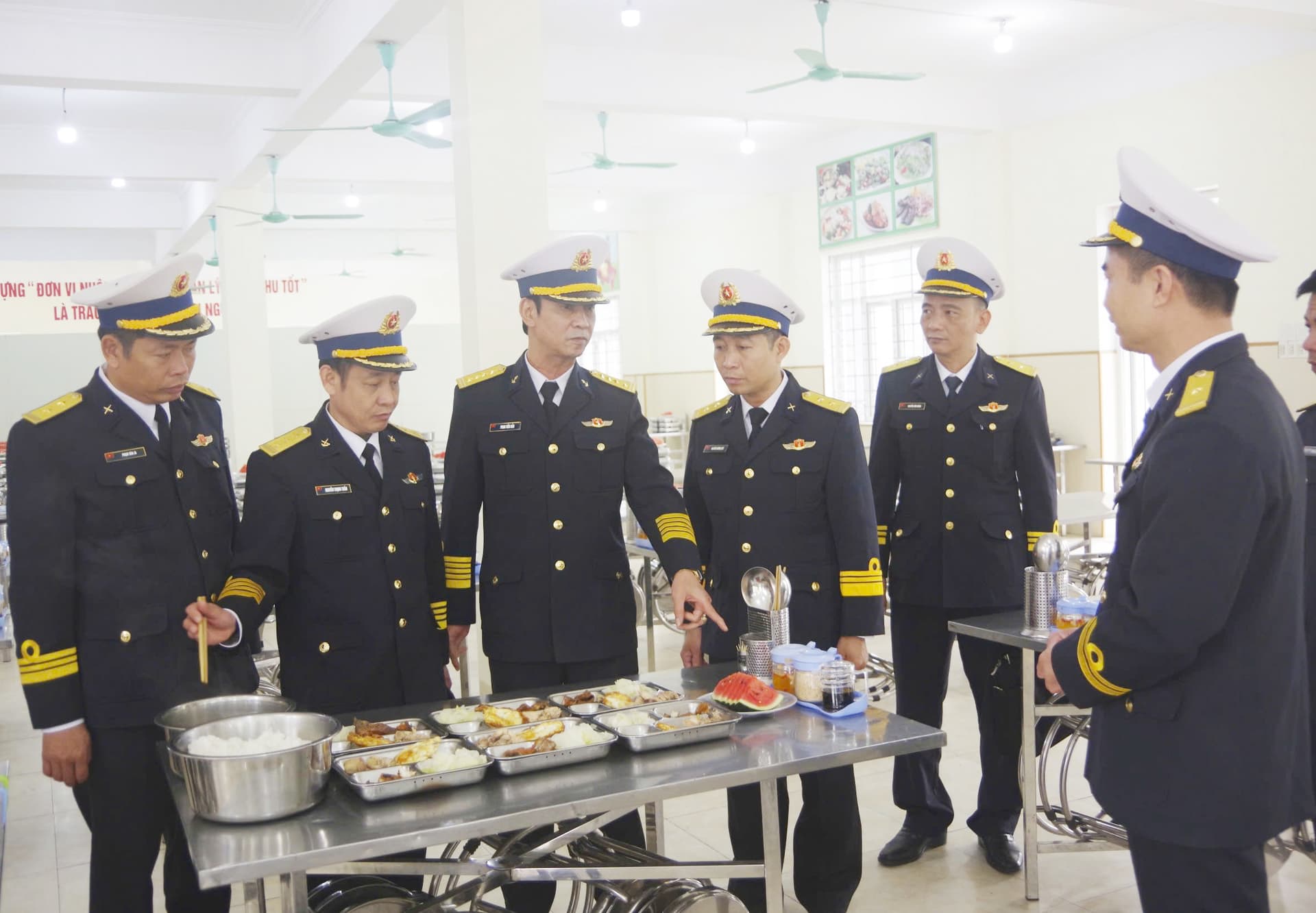 Thủ trưởng Bộ Tư lệnh Vùng 1 kiểm tra, động viên chiến sĩ mới Tiểu đoàn 158