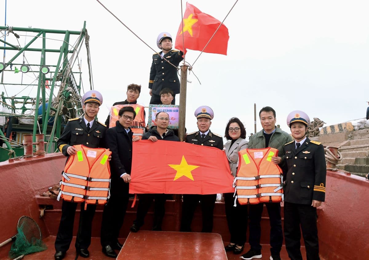 Đoàn công tác Vùng 1 thăm, động viên các đơn vị trên huyện đảo Bạch Long Vĩ