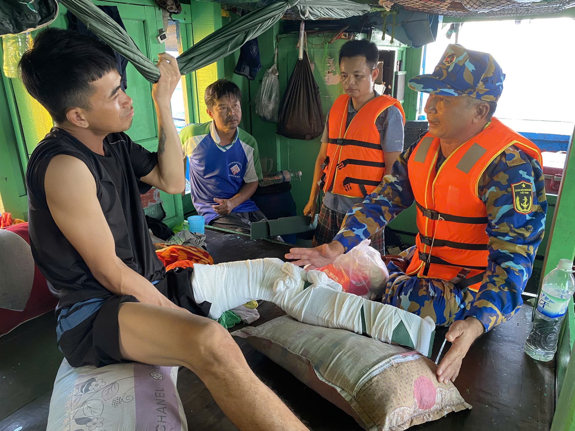 Nhân viên quân y tận tâm với nghề