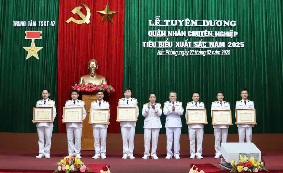 Tuyên dương sĩ quan, quân nhân chuyên nghiệp tiêu biểu xuất sắc