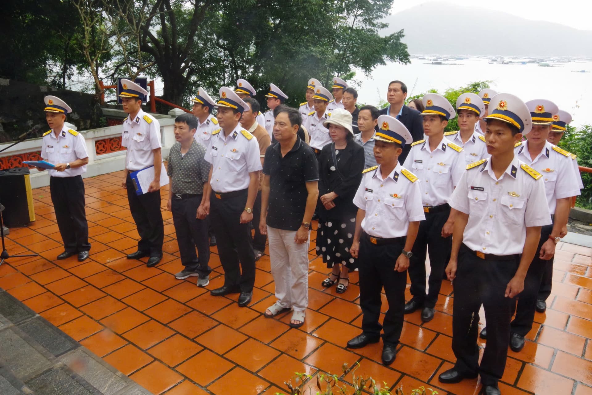 Quân nhân chuyên nghiệp tiêu biểu Lữ đoàn 682 dâng hương tại bến Vũng Rô