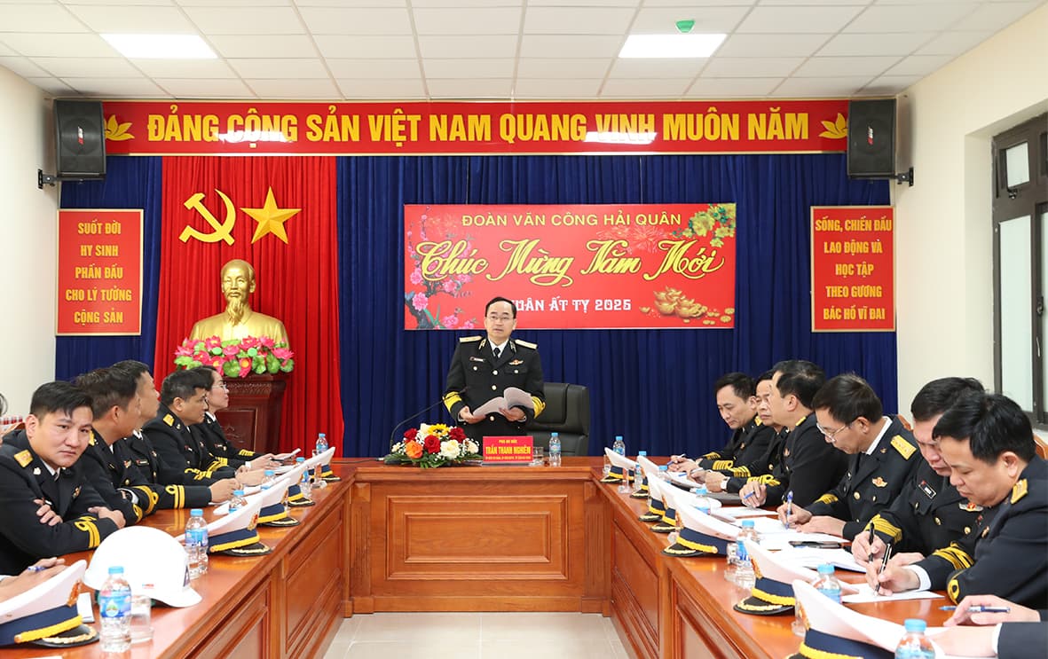 Tư lệnh Hải quân kiểm tra Đoàn Văn công