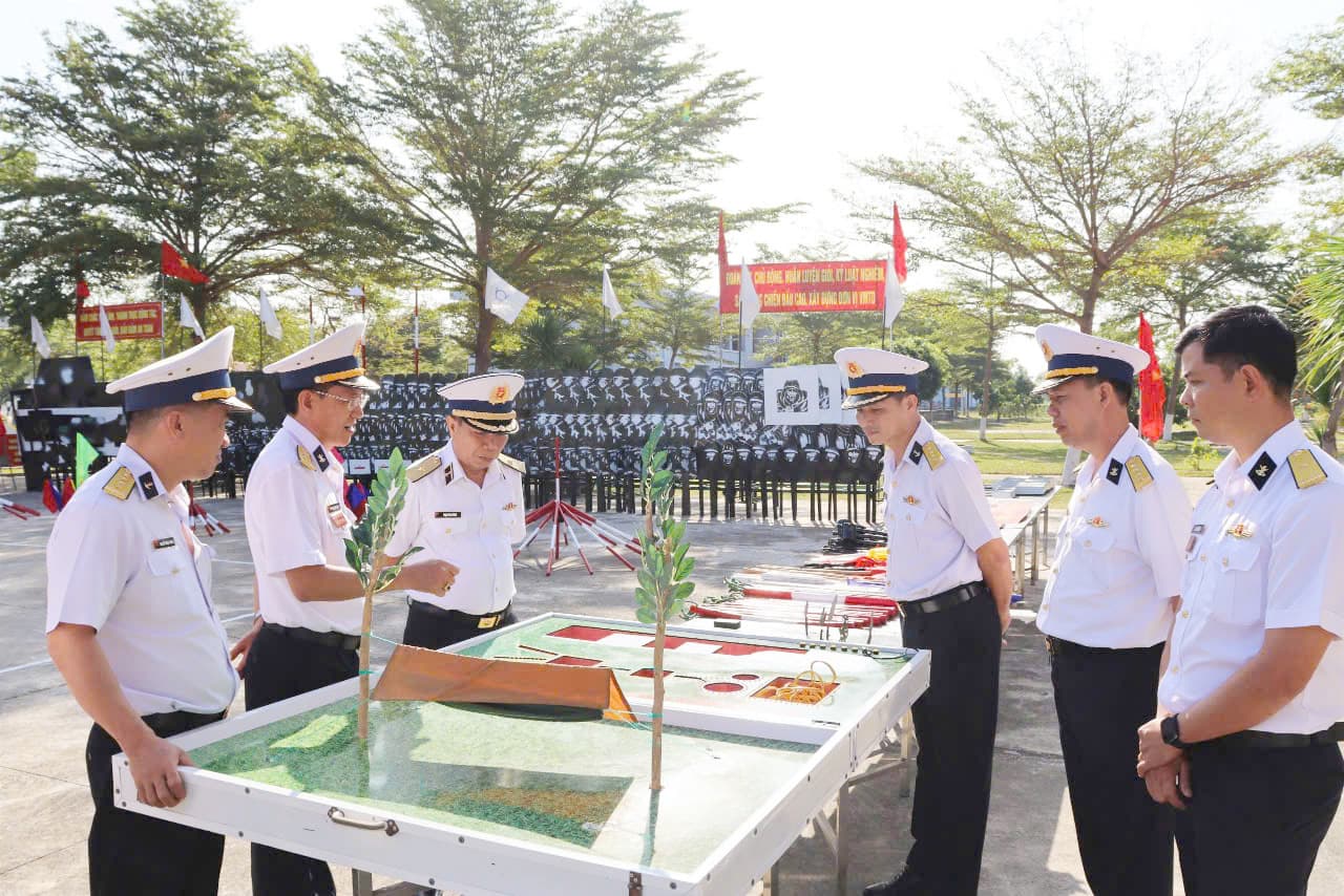 Quân chủng Hải quân kiểm tra công tác chuẩn bị huấn luyện tại Lữ đoàn 101