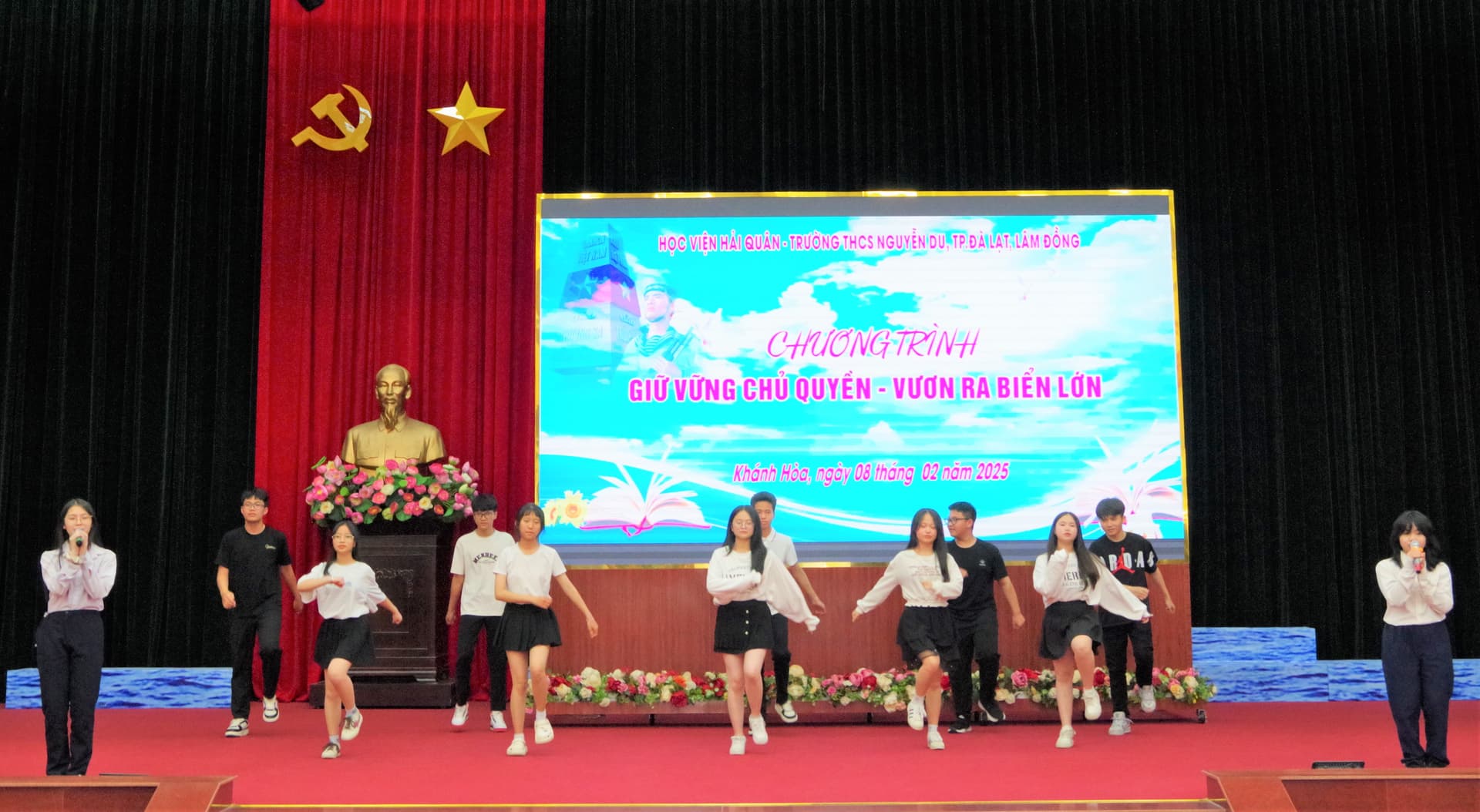 Hơn 300 cán bộ, giáo viên Trường THCS Nguyễn Du tham quan Học viện Hải quân