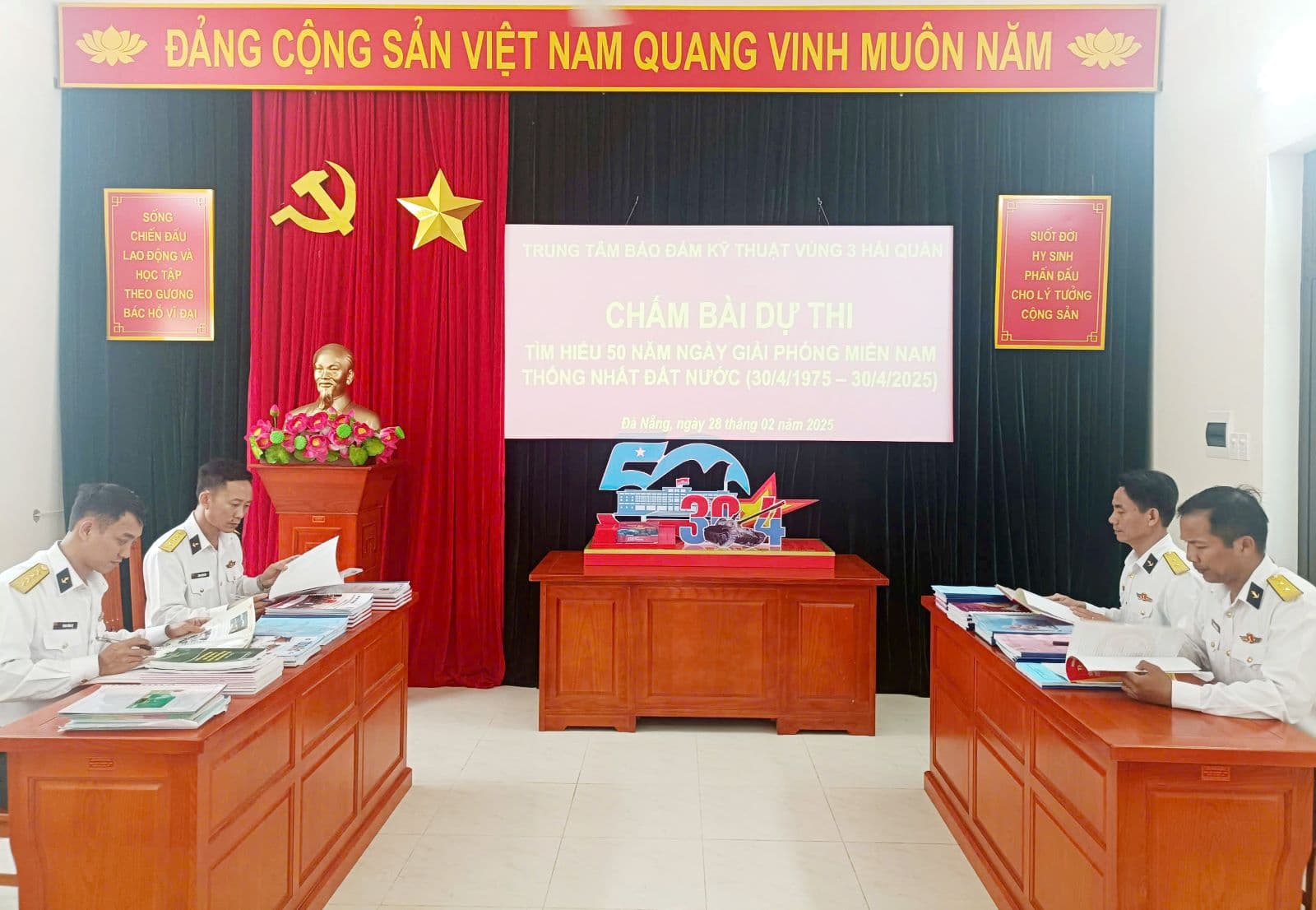 Chấm bài dự thi tìm hiểu "50 năm Ngày giải phóng miền Nam, thống nhất đất nước"