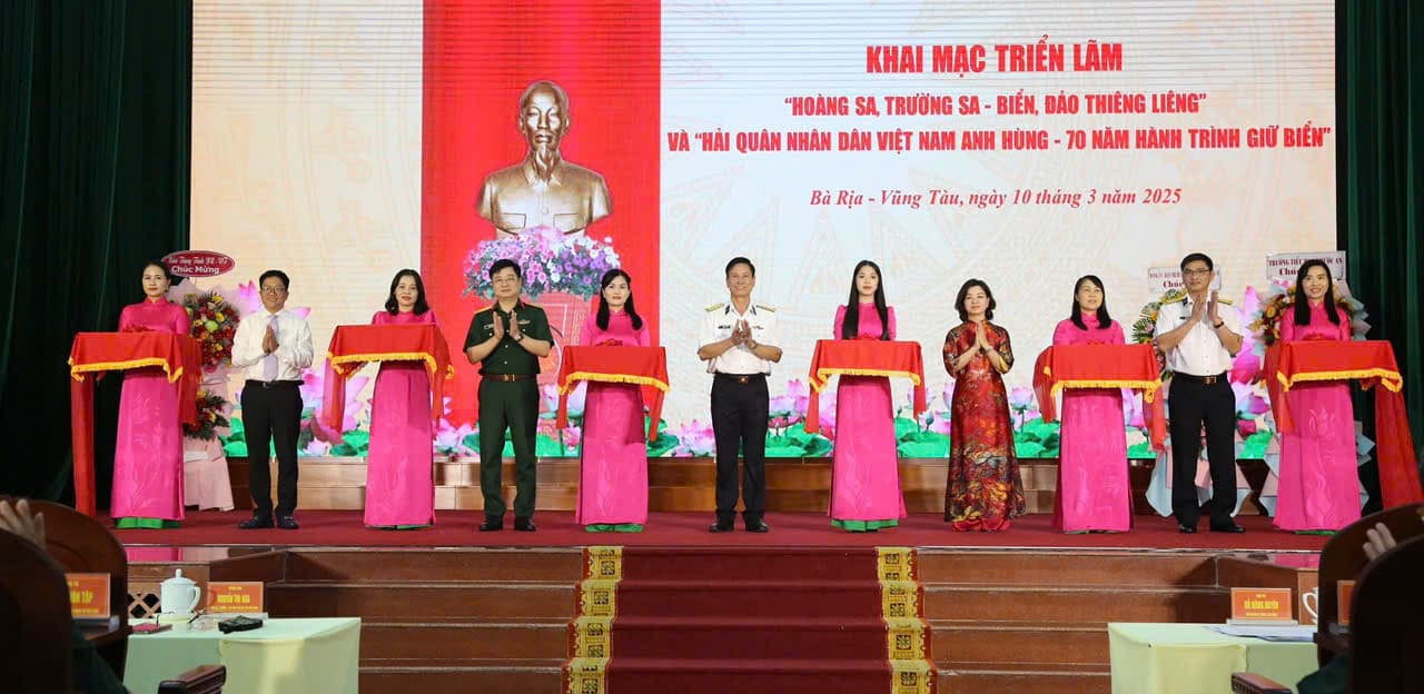 Triển lãm "Hoàng Sa, Trường Sa – Biển đảo thiêng liêng" và "Hải quân nhân dân Việt Nam anh hùng - 70 năm hành trình giữ biển"