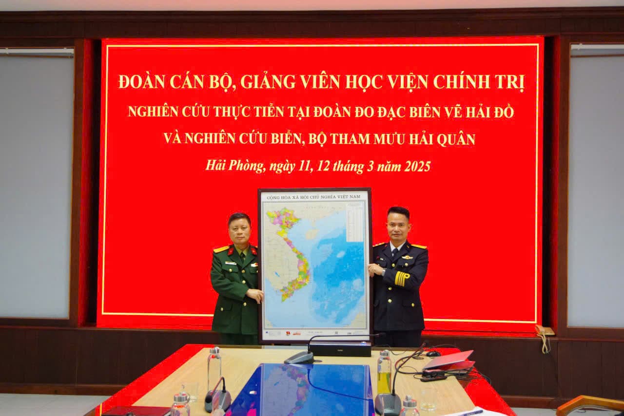 Đoàn cán bộ Học viện Chính trị nghiên cứu thực tiễn tại Đoàn Đo đạc biên vẽ hải đồ và nghiên cứu biển
