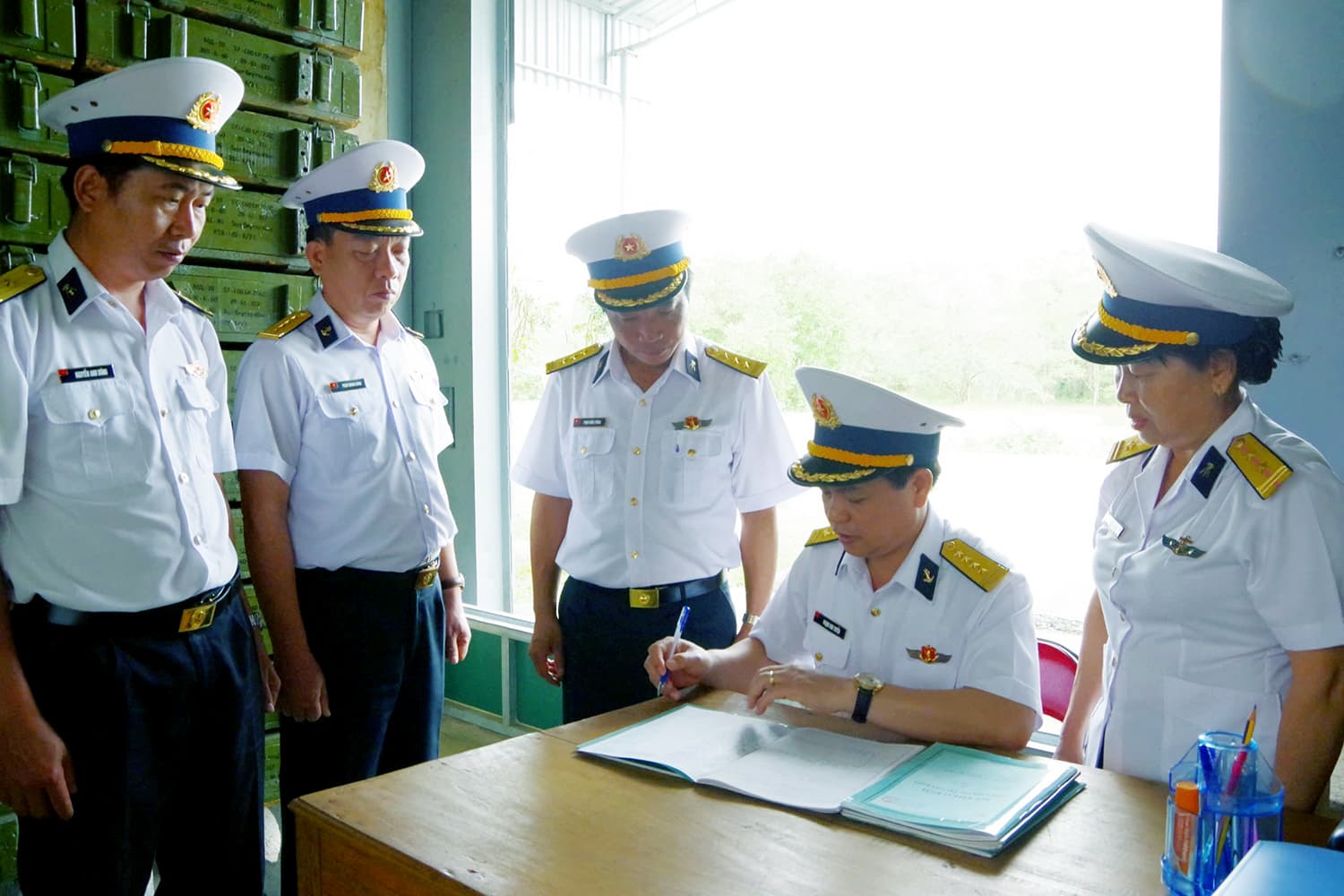 Chính ủy Cục Hậu cần - Kỹ thuật Hải quân kiểm tra Kho 858