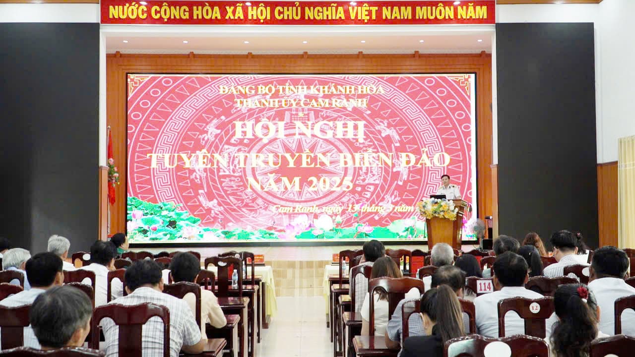 Hơn 200 cán bộ, đảng viên nghe thông tin về tình hình biển đảo