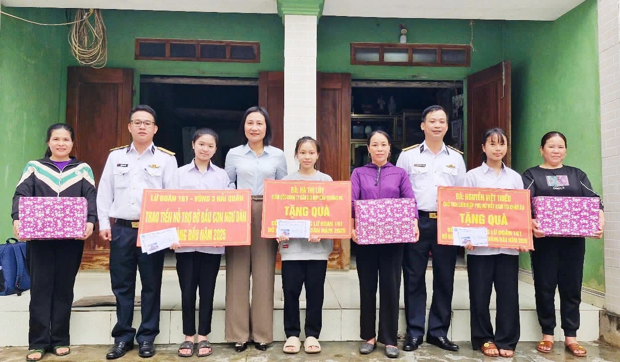 Lữ đoàn 161 thăm, tặng quà con ngư dân tại Quảng Bình