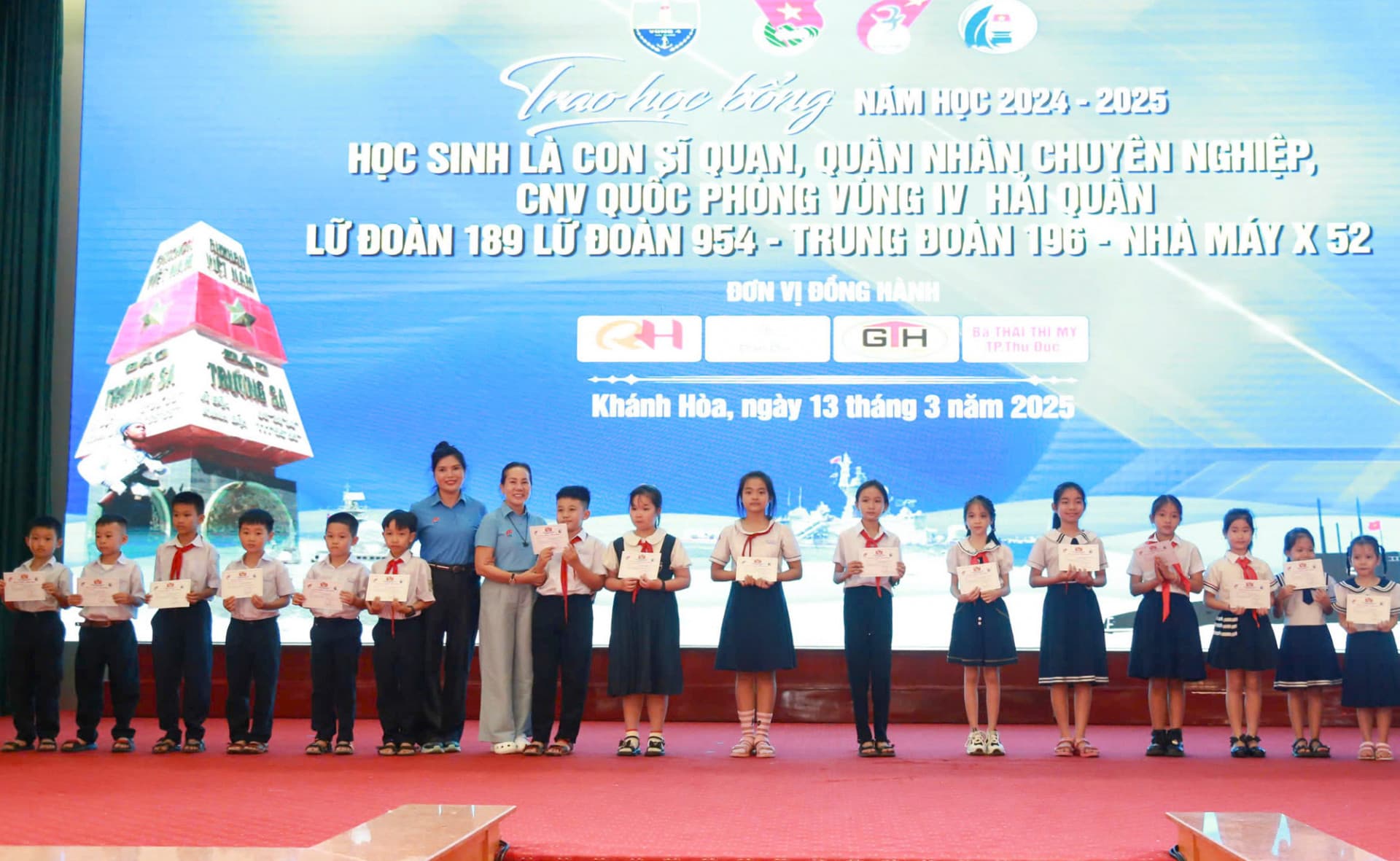 Trao học bổng cho con quân nhân Hải quân