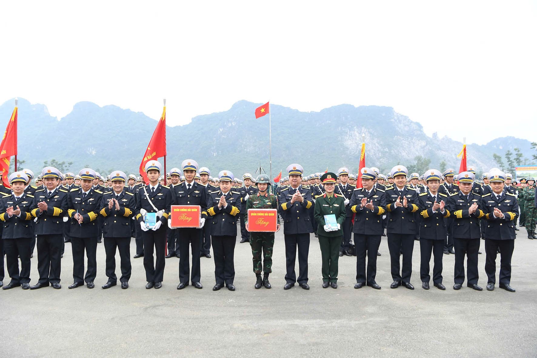 Phó Đô đốc Trần Thanh Nghiêm thăm, động viên khối Hải quân tham gia diễu binh, diễu hành