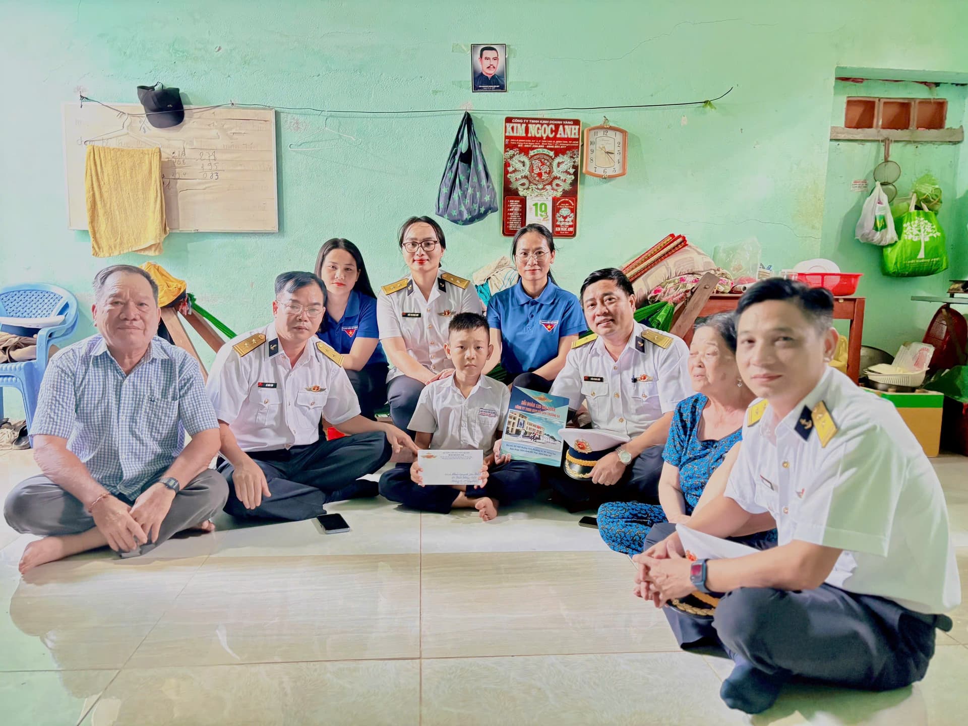 Hải đoàn 129 trao tiền hỗ trợ trẻ em có hoàn cảnh đặc biệt khó khăn