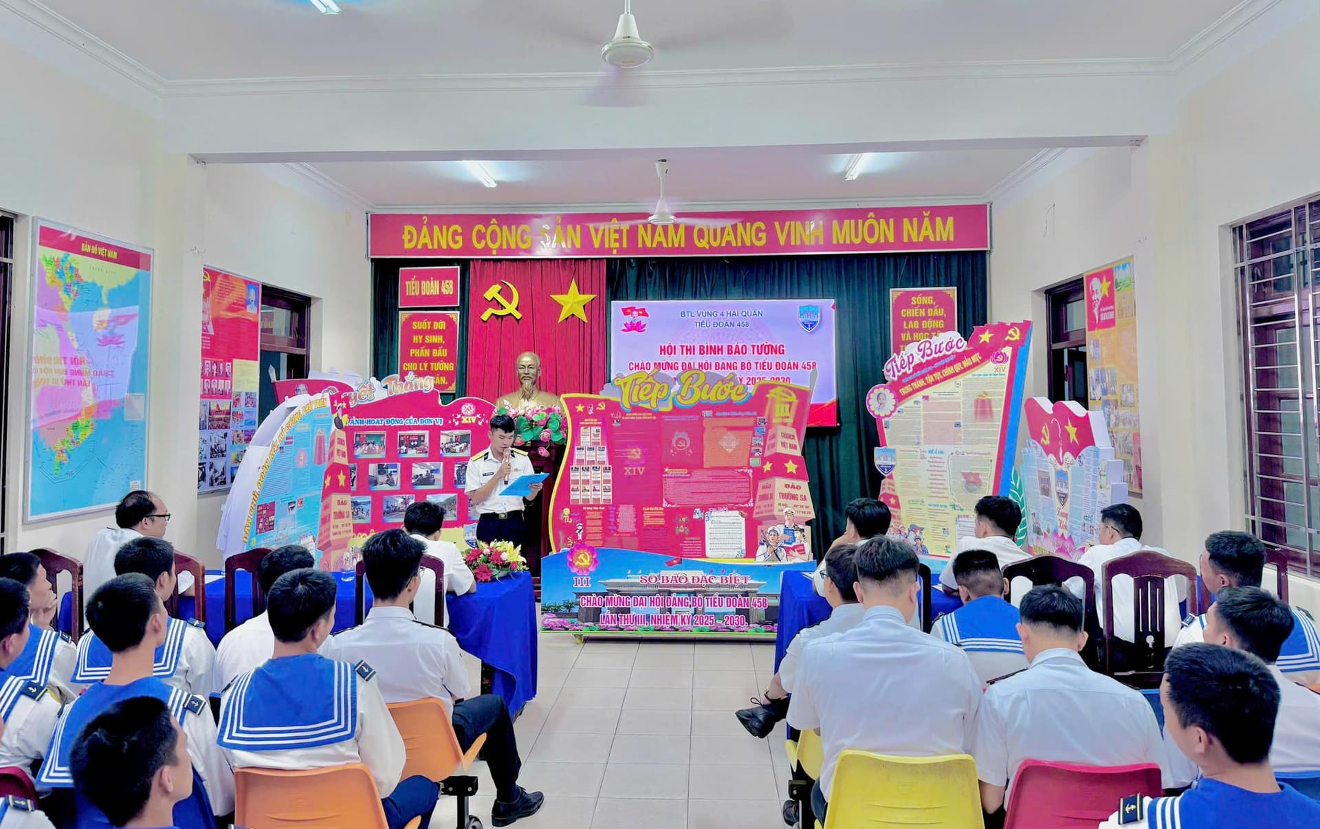 Tiểu đoàn 458 thi mô hình báo tường