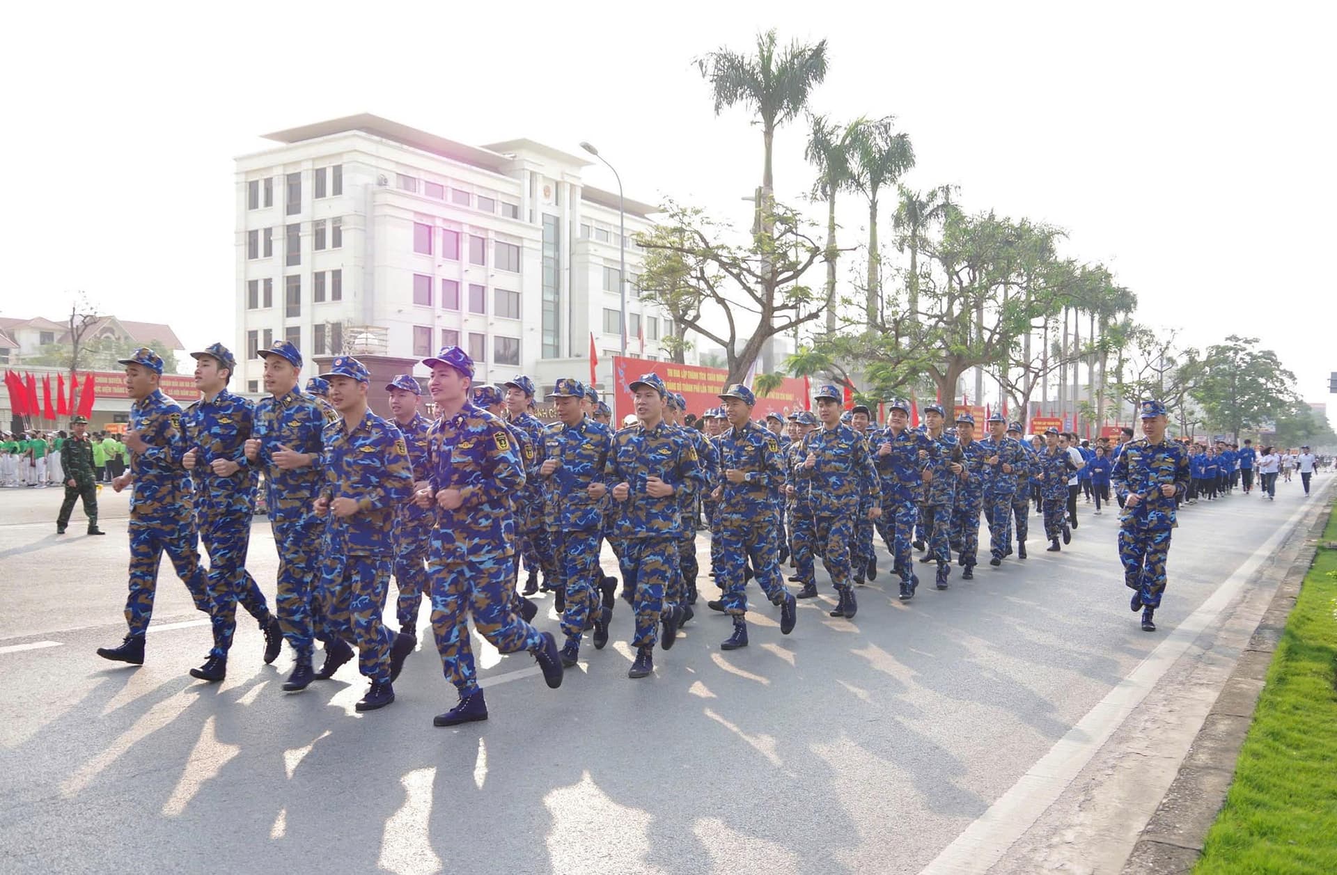 Cán bộ, chiến sĩ Lữ đoàn 602 tham gia chạy vì Hải Phòng xanh, văn minh và thân thiện