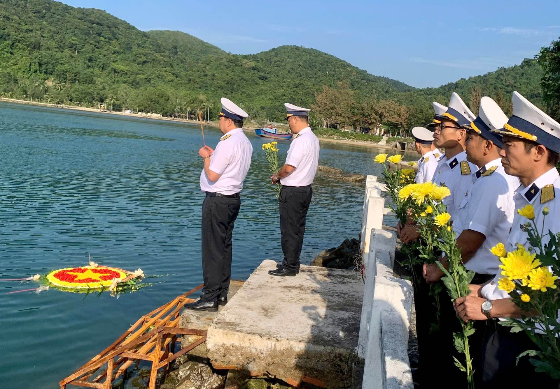 Đoàn công tác Lữ đoàn 682 dâng hoa, dâng hương tại bến Vũng Rô