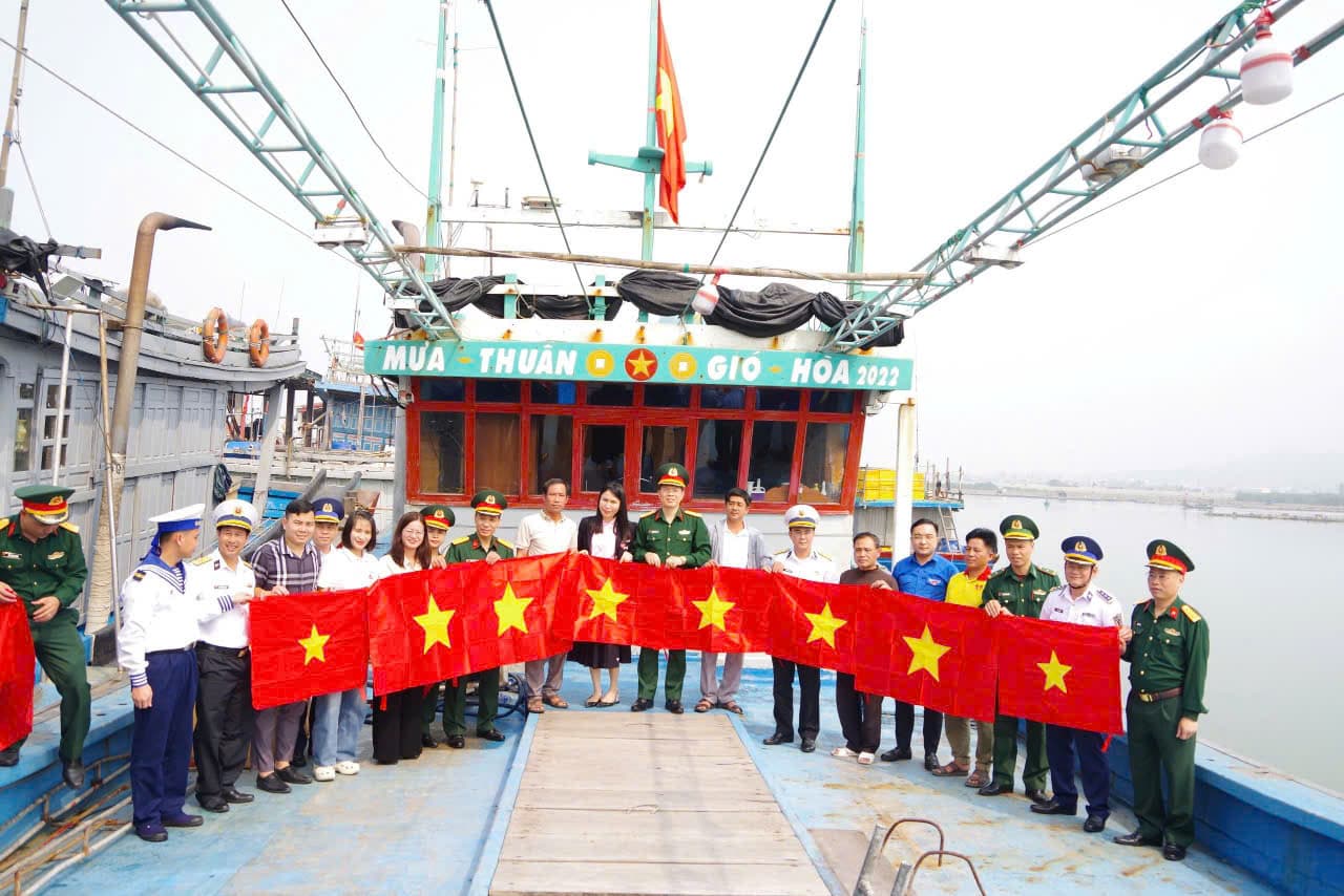 Hải đội 137 phối hợp tổ chức chương trình "Tôi yêu Tổ quốc tôi"