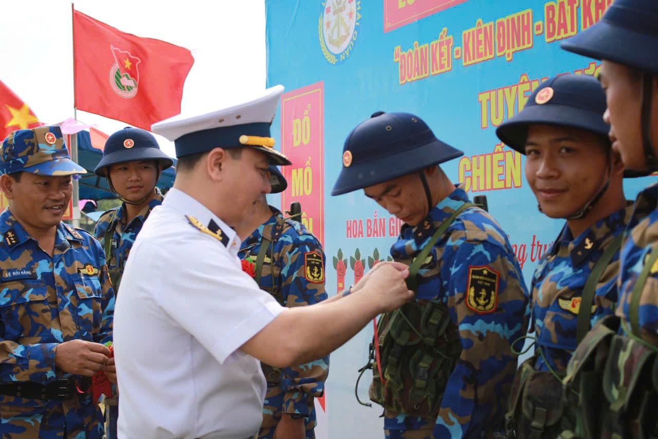 Thủ trưởng Bộ Tư lệnh Vùng 4 kiểm tra bắn tập đạn thật của chiến sĩ mới Lữ đoàn 101