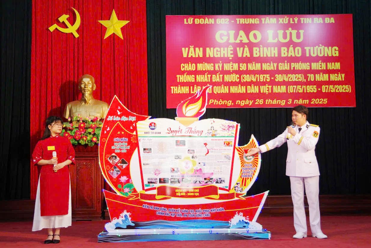 Lữ đoàn 602 tổ chức thi báo tường
