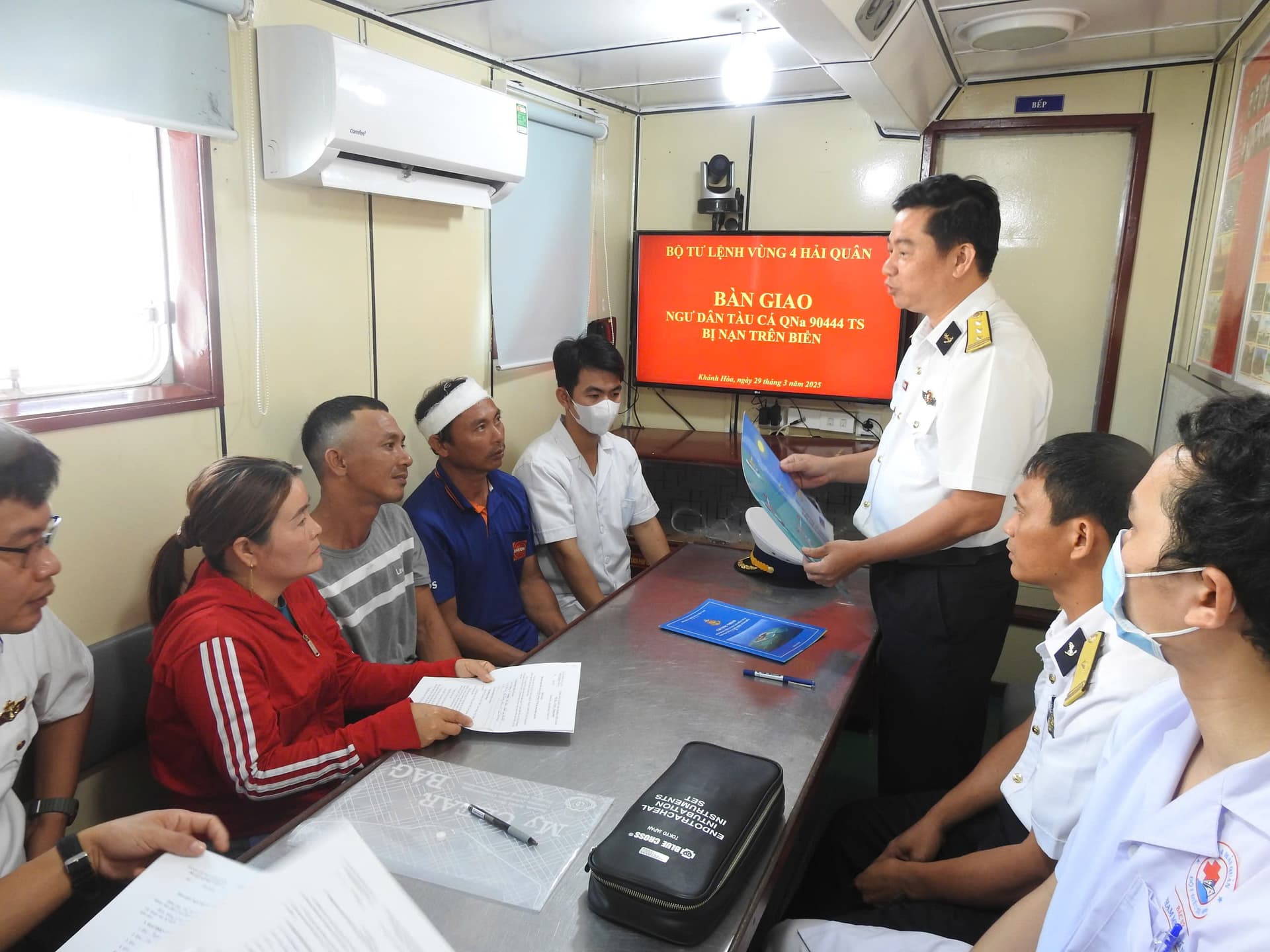 Bàn giao ngư dân gặp nạn cho gia đình và địa phương