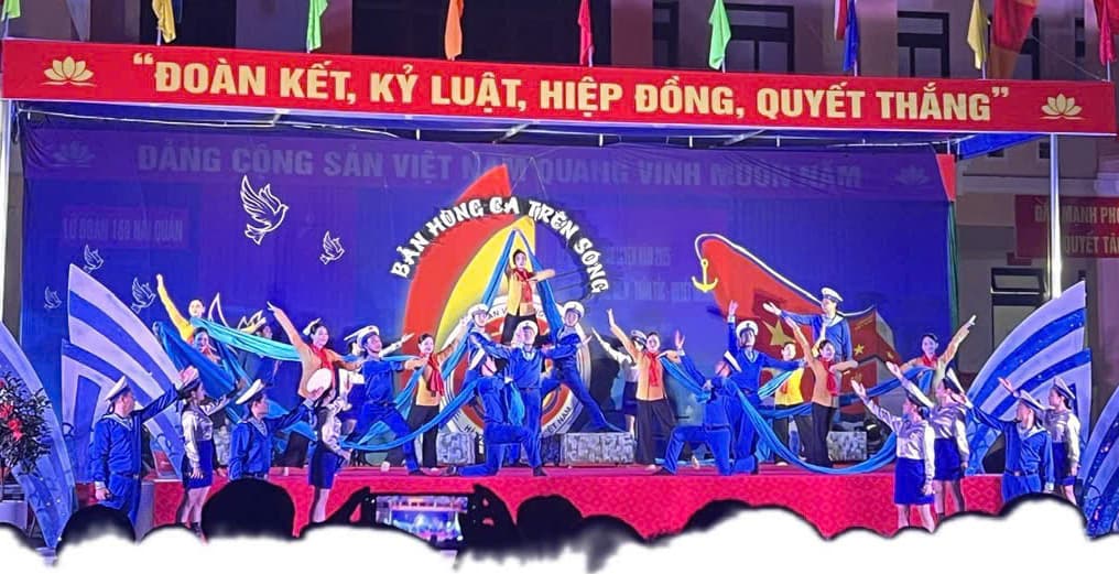 Đoàn Văn công Hải quân biểu diễn phục vụ bộ đội và nhân dân tại Quảng Ninh