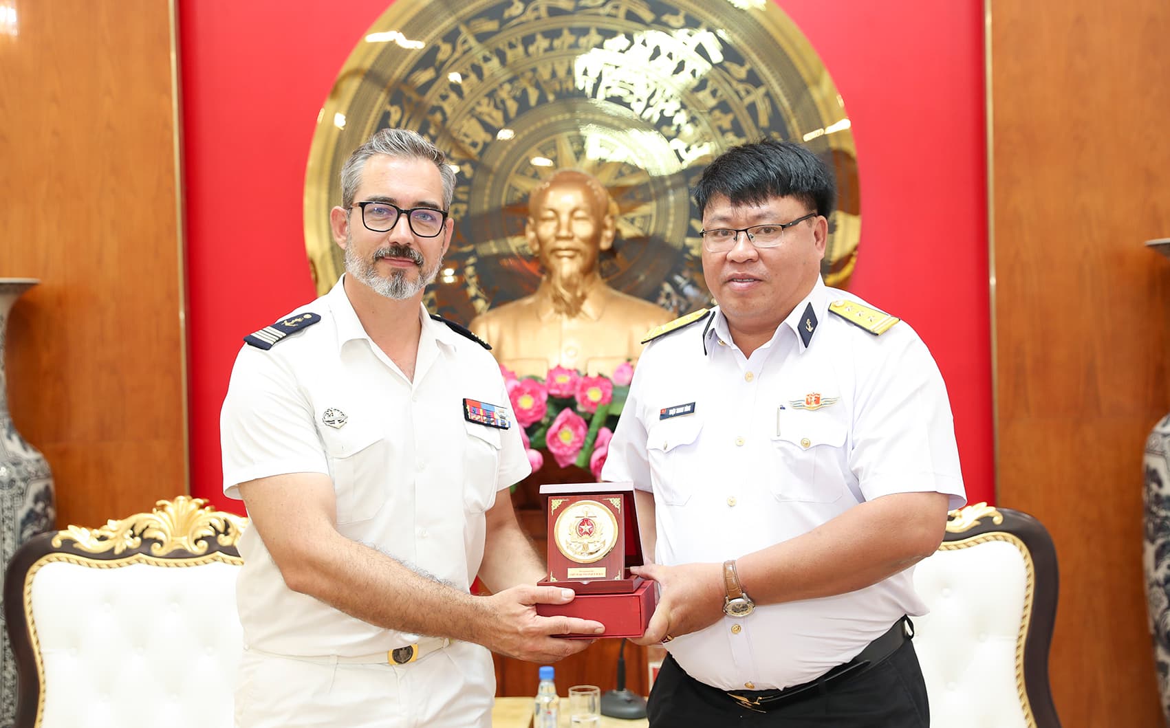 Chỉ huy tàu Hải quân Pháp chào xã giao Bộ Tư lệnh Vùng 2 Hải quân