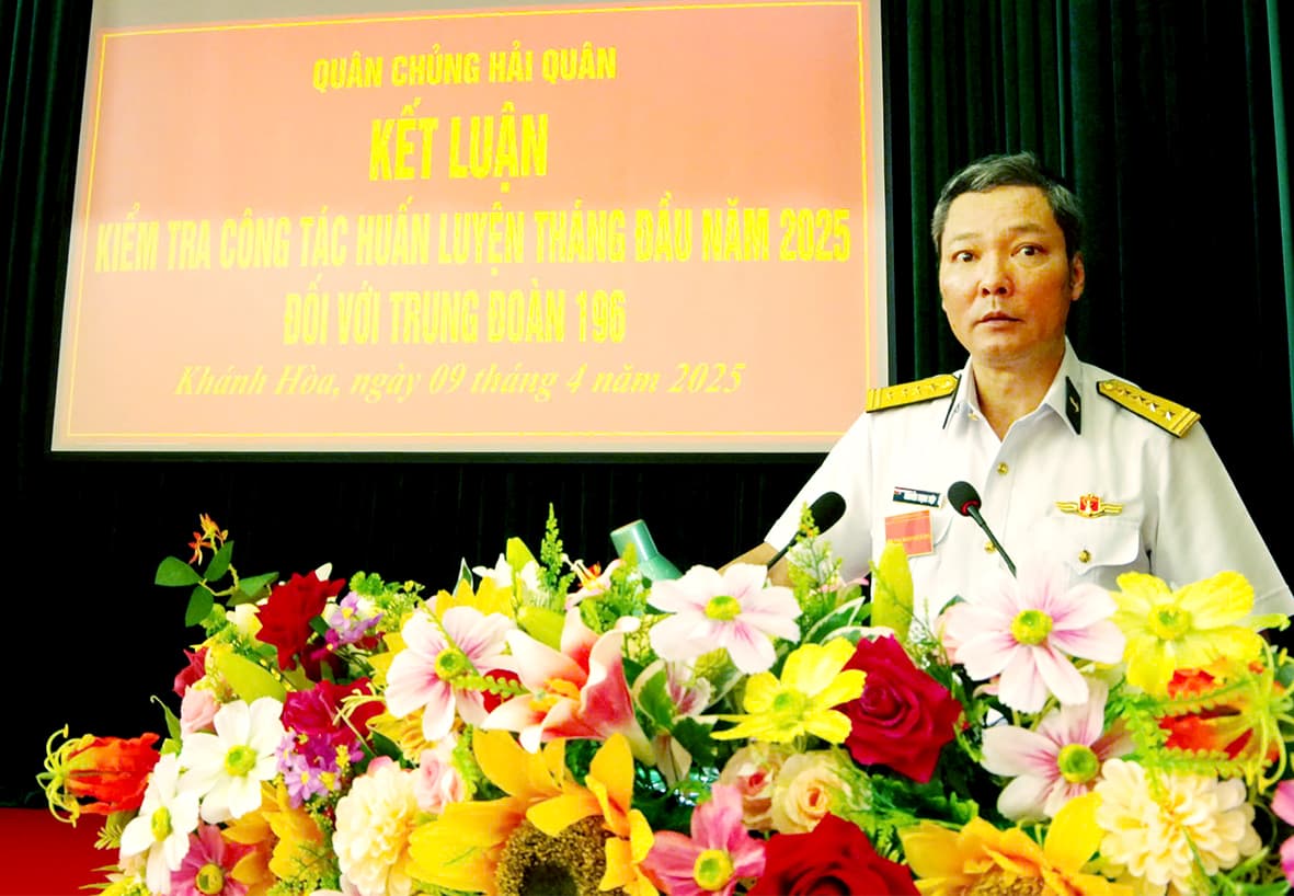 Kiểm tra tháng đầu huấn luyện tại Trung đoàn 196