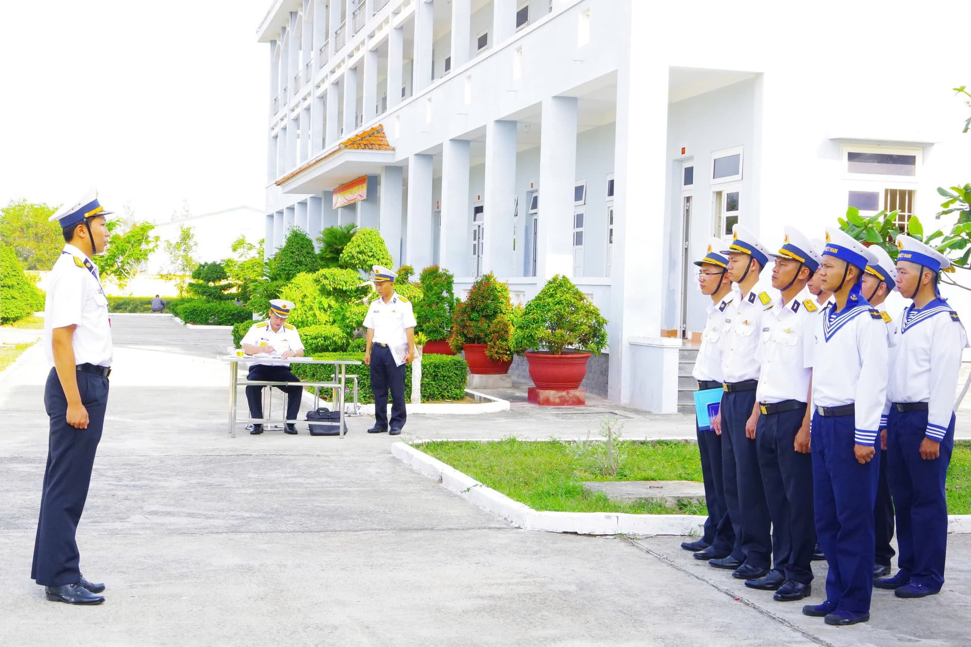 Kiểm tra công tác huấn luyện tháng đầu tại Lữ đoàn 954