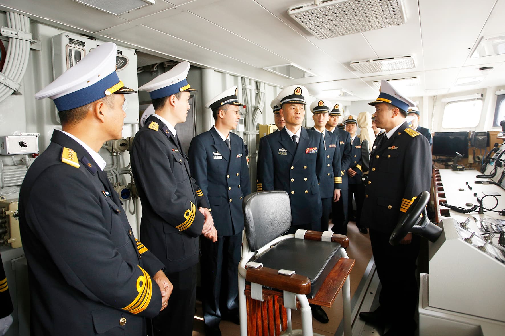 Sĩ quan, thủy thủ Biên đội tàu 015, 016 giao hữu thể thao và tham quan tàu Hải quân Trung Quốc