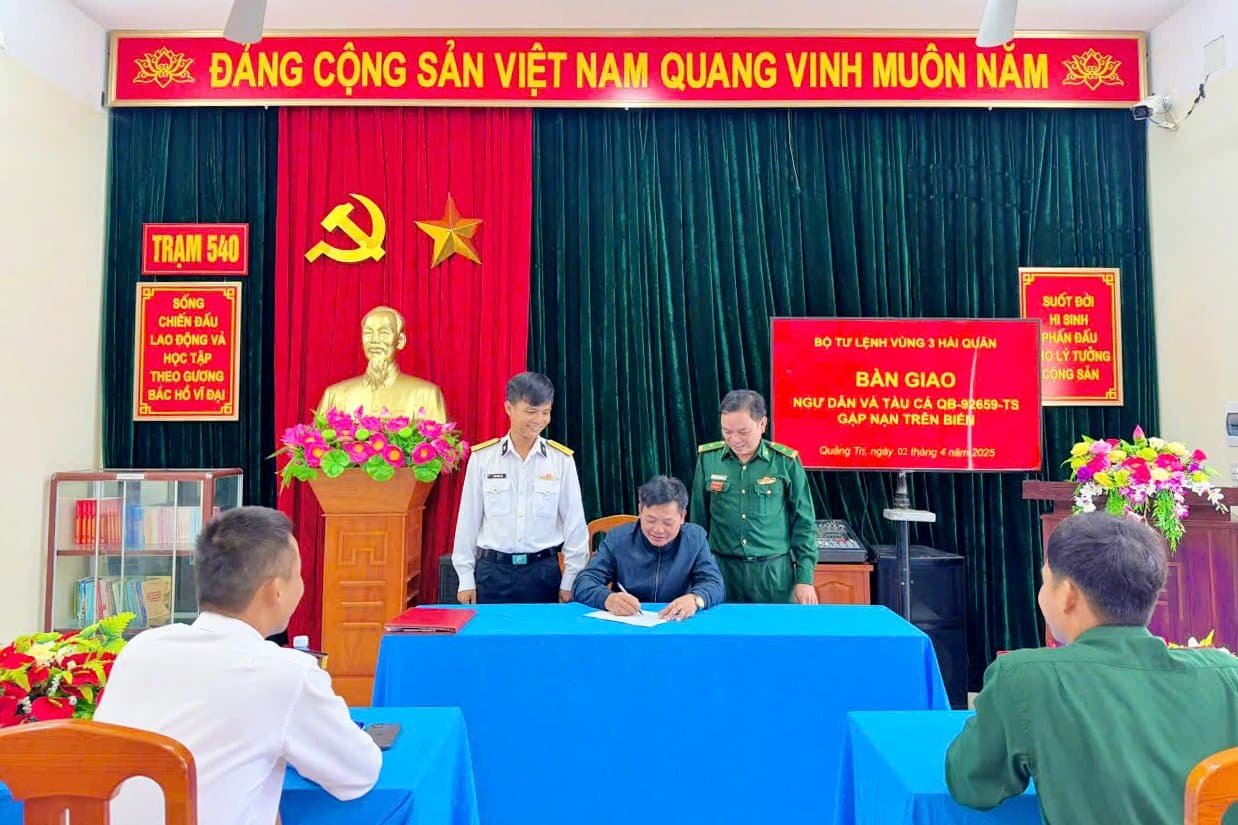 Vùng 3 phối hợp với các lực lượng bàn giao tàu cá và ngư dân Quảng Bình gặp nạn trên biển