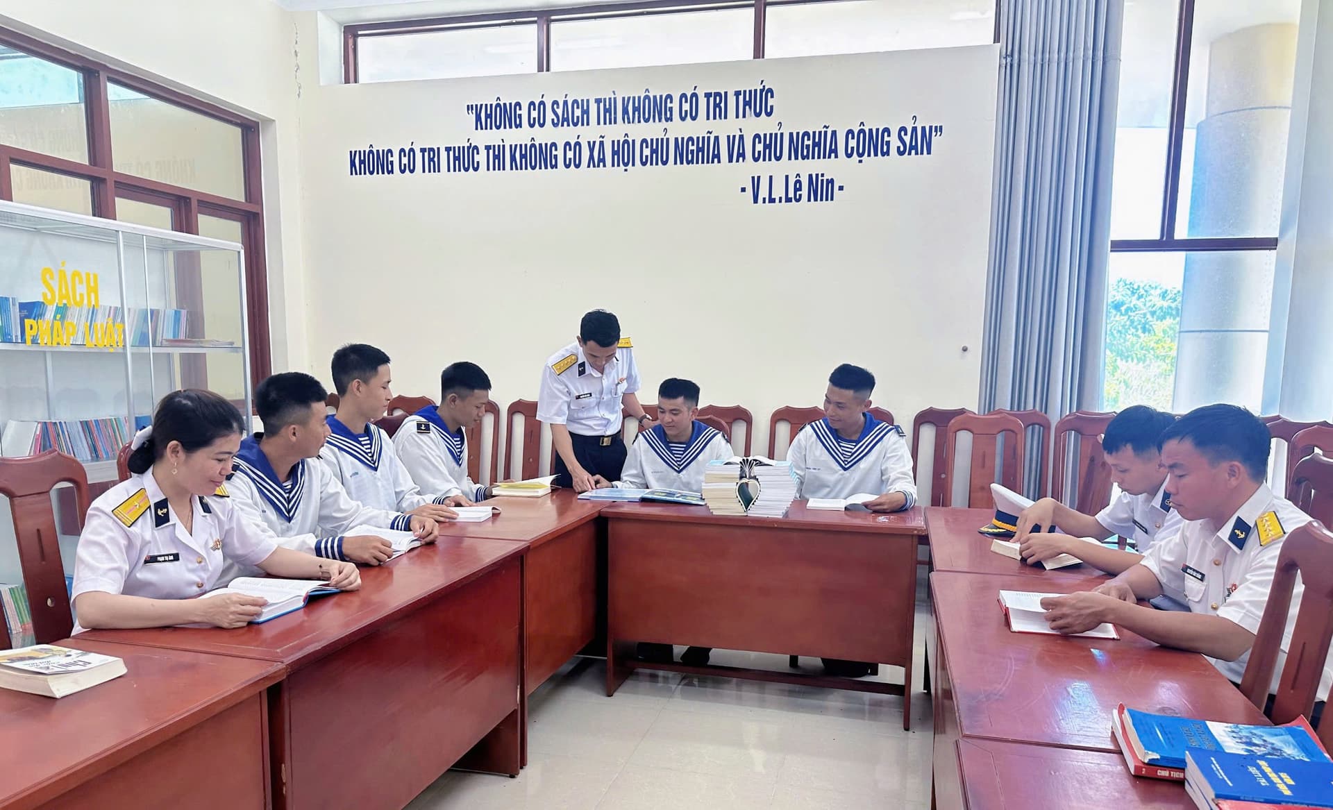 Sôi nổi hưởng ứng Ngày sách Việt Nam tại Trung đoàn 196