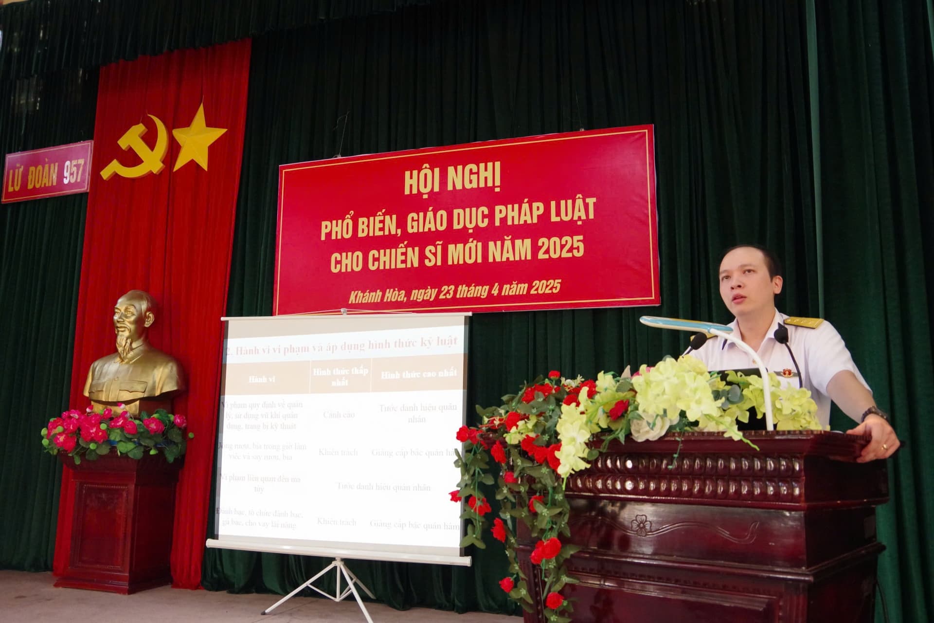 Lữ đoàn 957 phổ biến, giáo dục pháp luật cho chiến sĩ mới