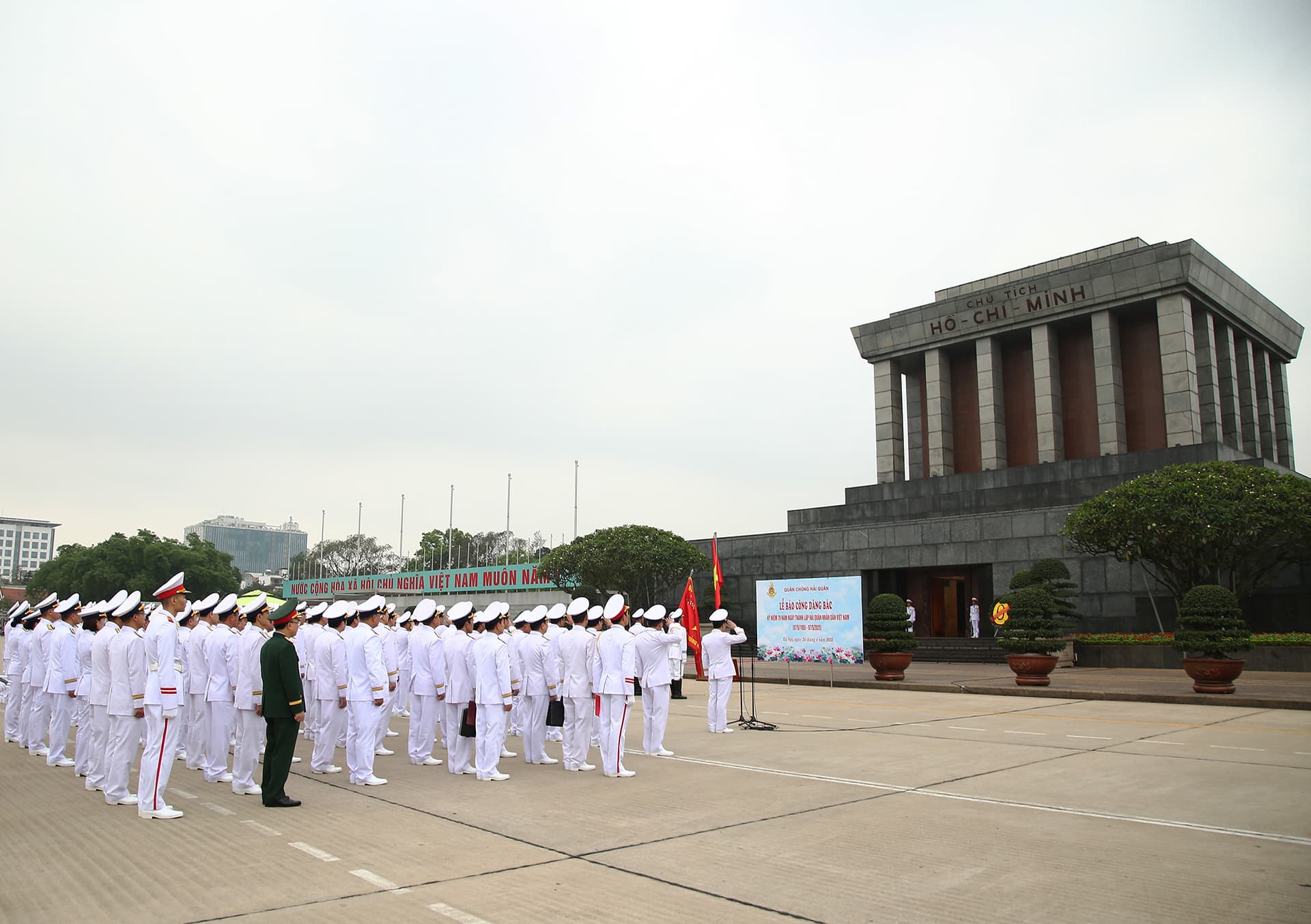 Lễ báo công dâng Bác nhân kỷ niệm 70 năm Ngày thành lập Hải quân nhân dân Việt Nam