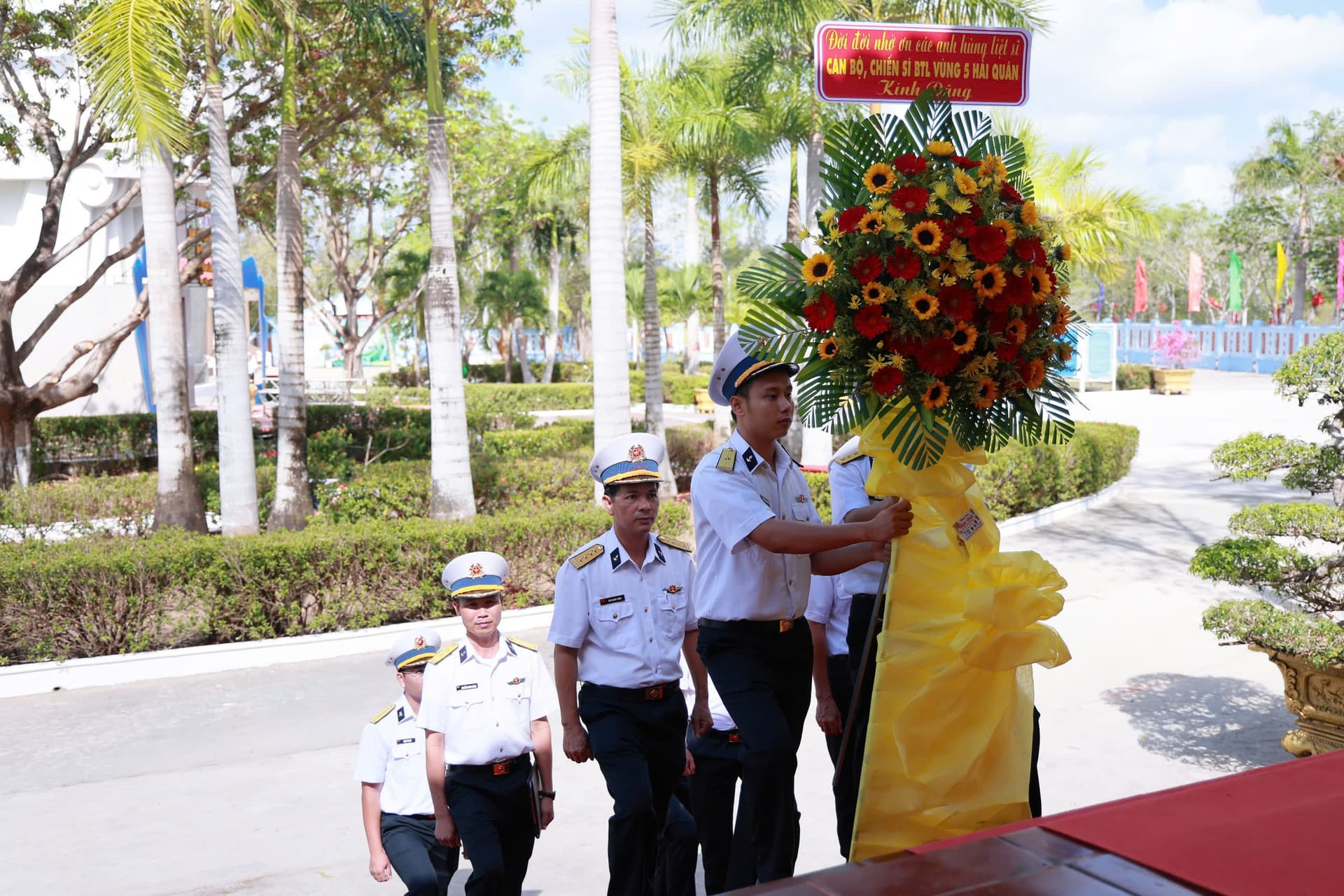 Dâng hương tưởng niệm các anh hùng liệt sĩ tại Bến Vàm Lũng