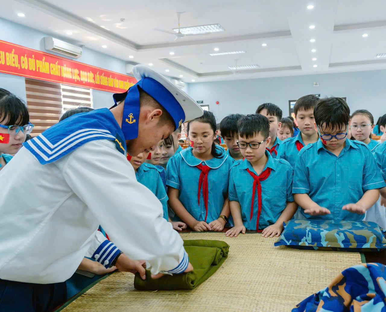 Hơn 100 giáo viên, học sinh tham quan, trải nghiệm tại Lữ đoàn 161