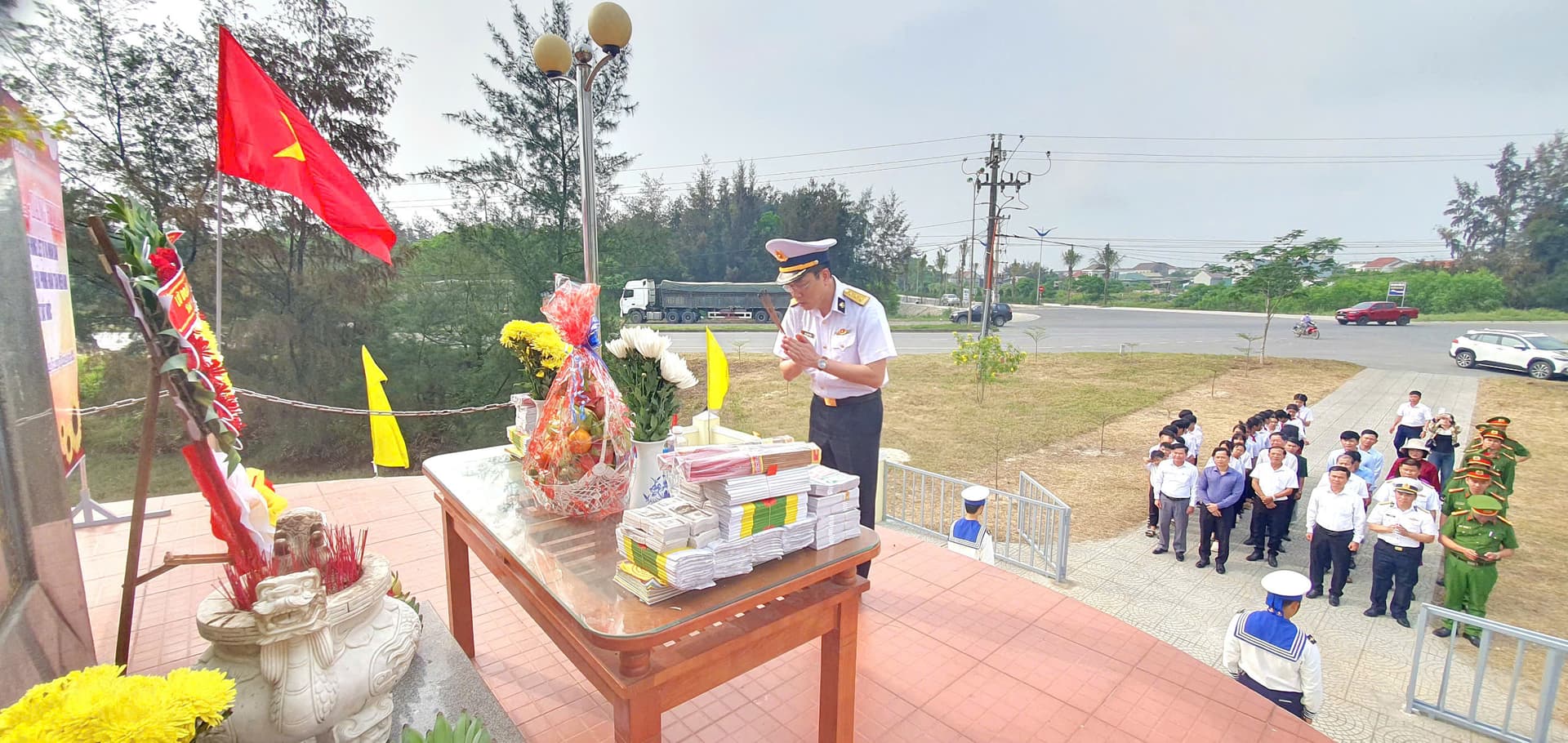 Lữ đoàn 126 dâng hoa, dâng hương Đài chiến thắng Đặc công Hải quân tại Cửa Việt