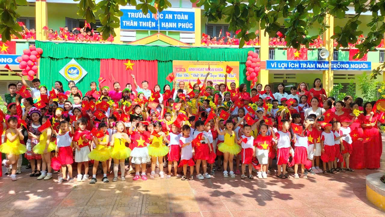 Trung đoàn 451 tuyên truyền lịch sử Ngày giải phóng miền Nam tại Trường Tiểu học Cam Nghĩa 1